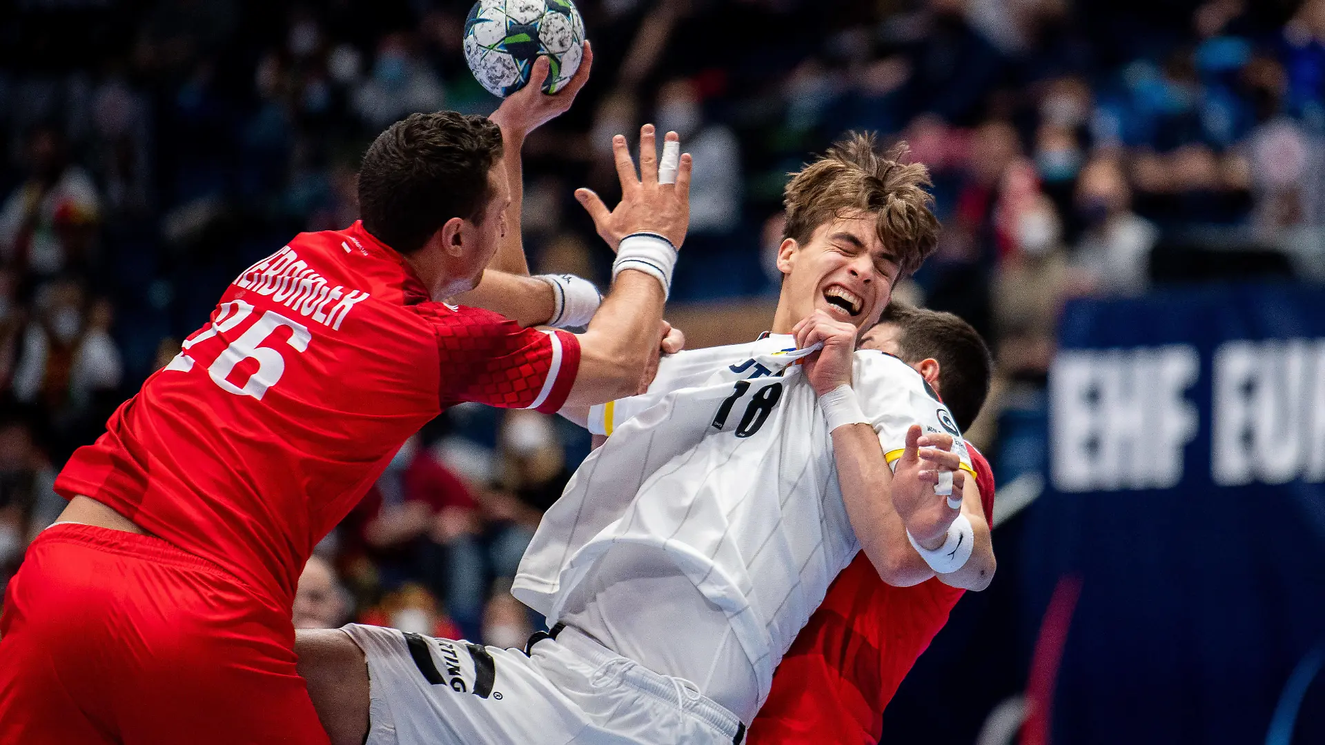 220116 Julian Köster of Germany and Lukas Herburger of Austria during the 2022 EHF European Handball Championship match between Germany and Austria on January 16, 2022 in Bratislava. Photo: Petter Arvidson / BILDBYRAN / kod PA / PA0370 bbeng ehf euro 2022 em 2022 european mens handball championship 2022 handball handboll handbolls-em 2022 handball handball-em 2022 germany austria tyskland österrike *** 220116 Julian Köster of Germany and Lukas Herburger of Austria during the 2022 EHF European Handball Championship match between Germany and Austria on January 16, 2022 in Bratislava Photo Petter Arvidson BILDBYRAN kod PA PA0370 bbeng ehf euro 2022 em 2022 european men handball s handball championship 2022 handball handball handball em 2022 handball handball em 2022 germany austria germany austria, PUBLICATIONxNOTxINxSWExNORxAUT Copyright: PETTERxARVIDSON BB220116PA034