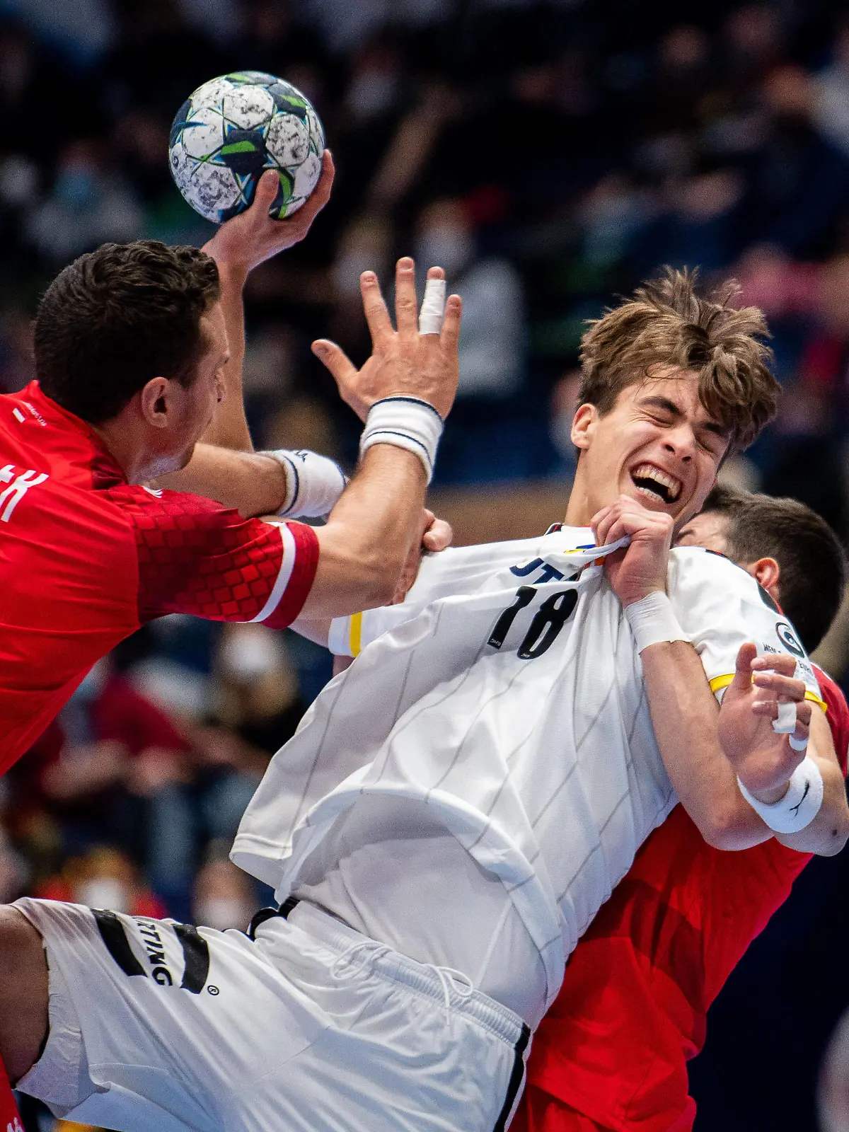  220116 Julian Köster of Germany and Lukas Herburger of Austria during the 2022 EHF European Handball Championship match between Germany and Austria on January 16, 2022 in Bratislava. Photo: Petter Arvidson / BILDBYRAN / kod PA / PA0370 bbeng ehf euro 2022 em 2022 european mens handball championship 2022 handball handboll handbolls-em 2022 handball handball-em 2022 germany austria tyskland österrike *** 220116 Julian Köster of Germany and Lukas Herburger of Austria during the 2022 EHF European Handball Championship match between Germany and Austria on January 16, 2022 in Bratislava Photo Petter Arvidson BILDBYRAN kod PA PA0370 bbeng ehf euro 2022 em 2022 european men handball s handball championship 2022 handball handball handball em 2022 handball handball em 2022 germany austria germany austria, PUBLICATIONxNOTxINxSWExNORxAUT Copyright: PETTERxARVIDSON BB220116PA034