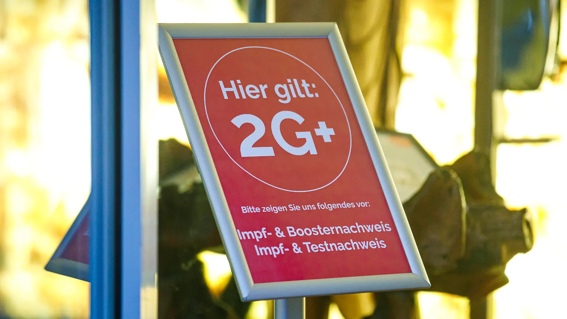 Symbolbild 2G Plus Deutschland im Januar 2022: Ein Schild am Eingang eines Restaurants mit Dem Hinweis der 2G Regelung. *** Symbolic image of 2G Plus Germany in January 2022 A sign at the entrance to a restaurant with the 2G scheme notice