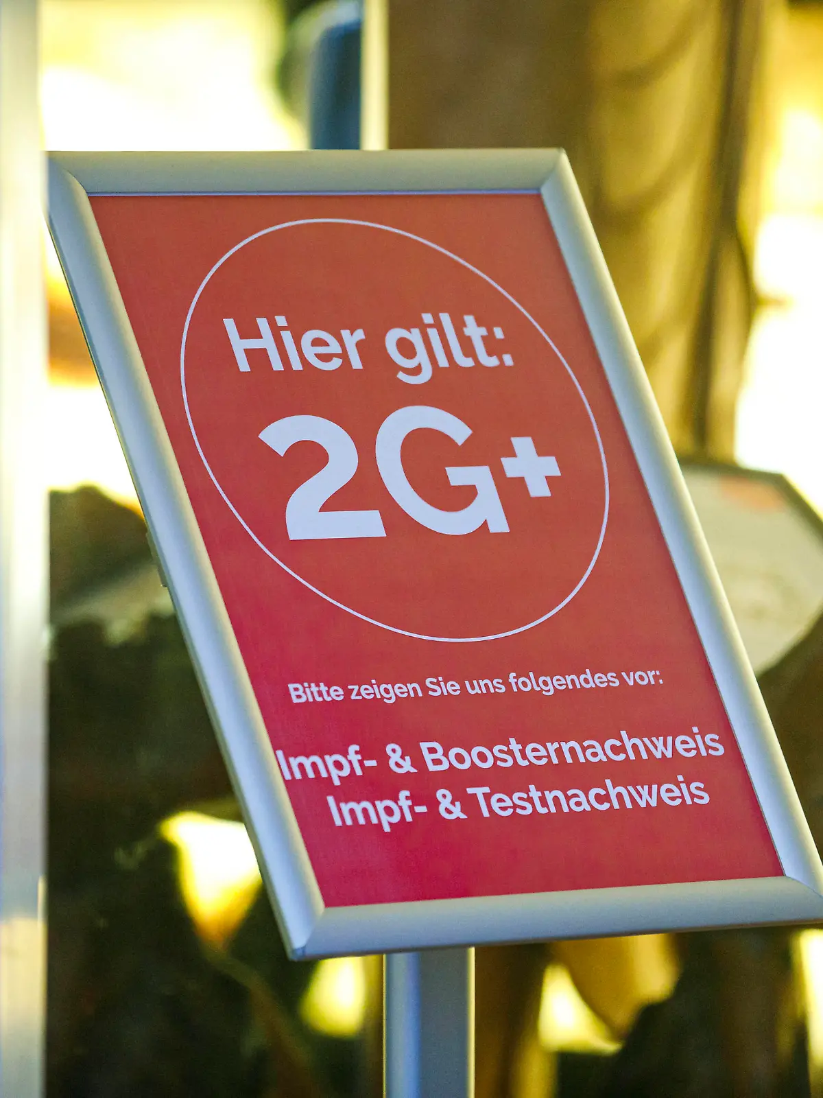 Symbolbild 2G Plus Deutschland im Januar 2022: Ein Schild am Eingang eines Restaurants mit Dem Hinweis der 2G Regelung. *** Symbolic image of 2G Plus Germany in January 2022 A sign at the entrance to a restaurant with the 2G scheme notice 