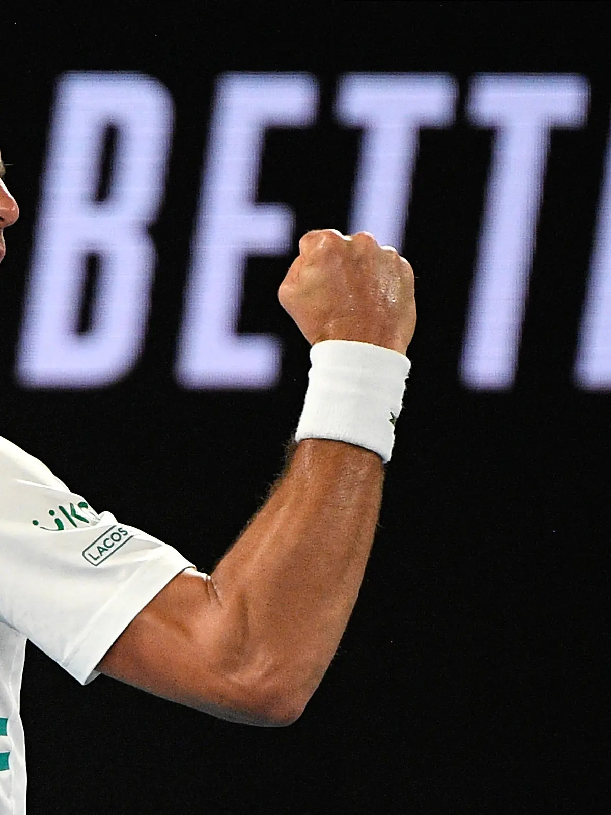 ARCHIV - 21.02.2021, Australien, Melbourne: Tennis: Grand Slam - Australian Open, Einzel, Herren, Finale, Djokovic (Serbien) gegen Medwedew (Russland): Der Serbe Novak Djokovic ballt die Faust zum Jubel einen gewonnenen Punkt. Nach Berichten australischer Medien darf Tennis-Profi Novak Djokovic das Abschiebehotel in Melbourne für die Dauer der Gerichtsverhandlung zu seinem Einspruch verlassen. Foto: Andy Brownbill/AP/dpa +++ dpa-Bildfunk +++