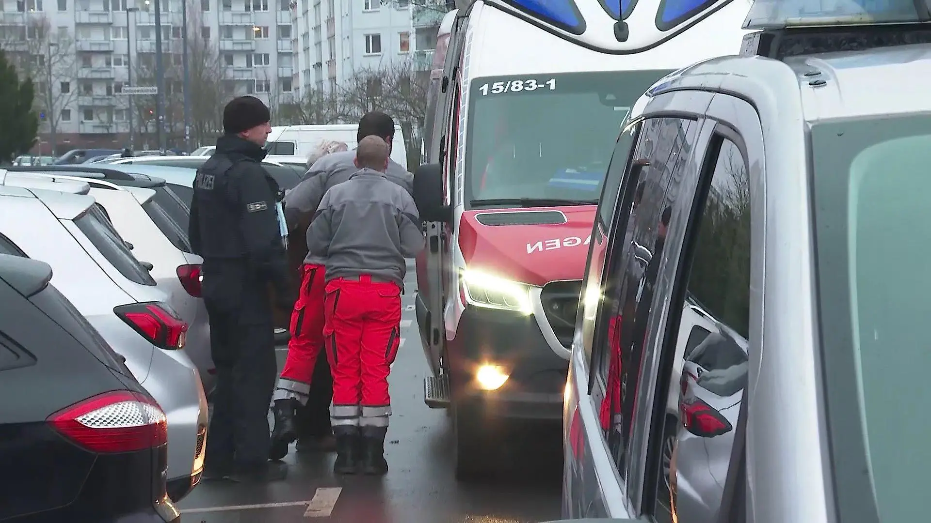 Notfallsanitäter bringen das zweite Opfer in den Rettungswagen. Der Mann (nicht zu sehen) war offenbar kurz nach der Frau angegriffen worden. Die Polizei prüft, ob es ein und derselbe Täter war.