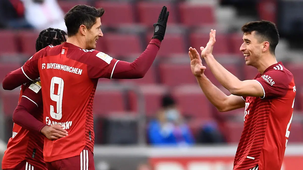 Fußball: Bundesliga, 1. FC Köln - FC Bayern München, 19. Spieltag, RheinEnergieStadion. Münchens Robert Lewandowski (M) jubelt nach seinem Tor zum 0:1 mit Münchens Marc Roca. WICHTIGER HINWEIS: Gemäß den Vorgaben der DFL Deutsche Fußball Liga bzw. des DFB Deutscher Fußball-Bund ist es untersagt, in dem Stadion und/oder vom Spiel angefertigte Fotoaufnahmen in Form von Sequenzbildern und/oder videoähnlichen Fotostrecken zu verwerten bzw. verwerten zu lassen.