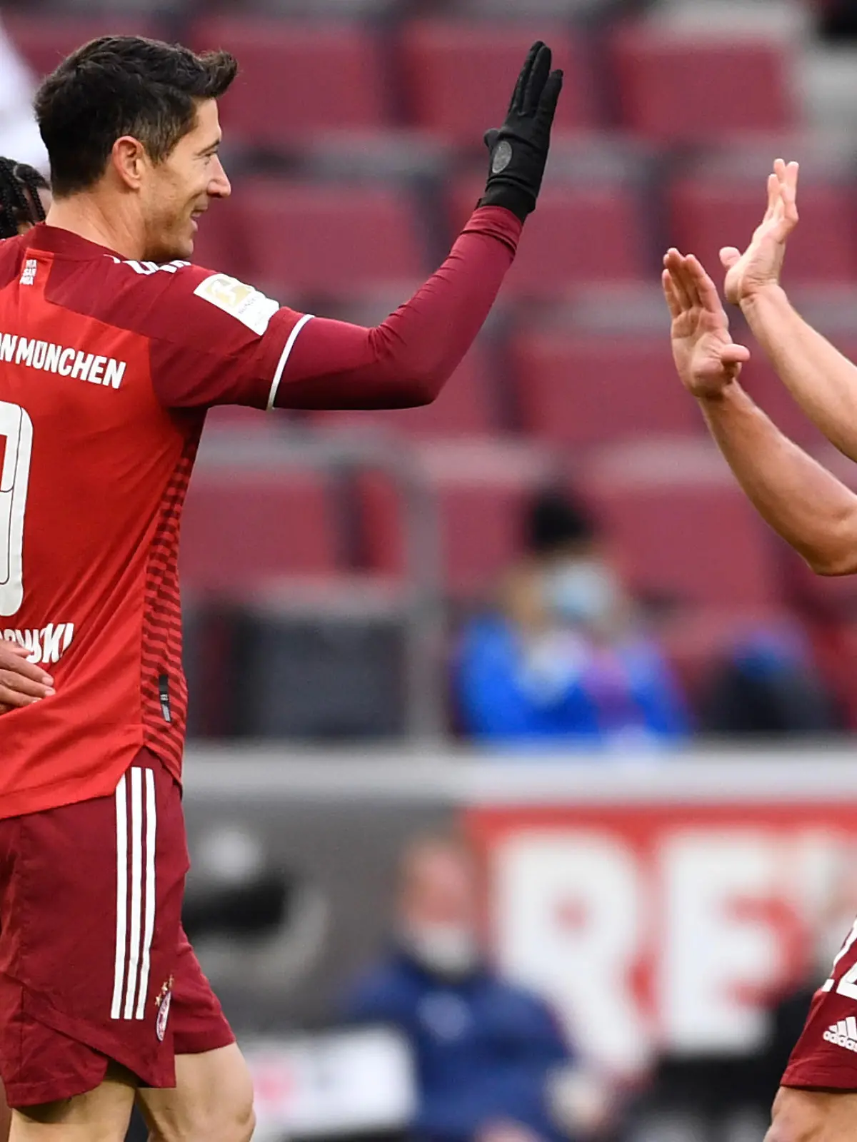 Fußball: Bundesliga, 1. FC Köln - FC Bayern München, 19. Spieltag, RheinEnergieStadion. Münchens Robert Lewandowski (M) jubelt nach seinem Tor zum 0:1 mit Münchens Marc Roca. WICHTIGER HINWEIS: Gemäß den Vorgaben der DFL Deutsche Fußball Liga bzw. des DFB Deutscher Fußball-Bund ist es untersagt, in dem Stadion und/oder vom Spiel angefertigte Fotoaufnahmen in Form von Sequenzbildern und/oder videoähnlichen Fotostrecken zu verwerten bzw. verwerten zu lassen.