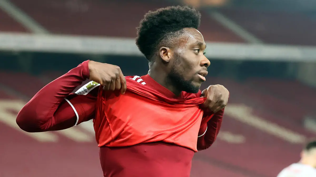 Deutschland, Stuttgart, 14.12.2021, Fussball, Bundesliga, VfB Stuttgart - FC Bayern München: Alphonso Davies (FC Bayern München). Foto: Robin Rudel