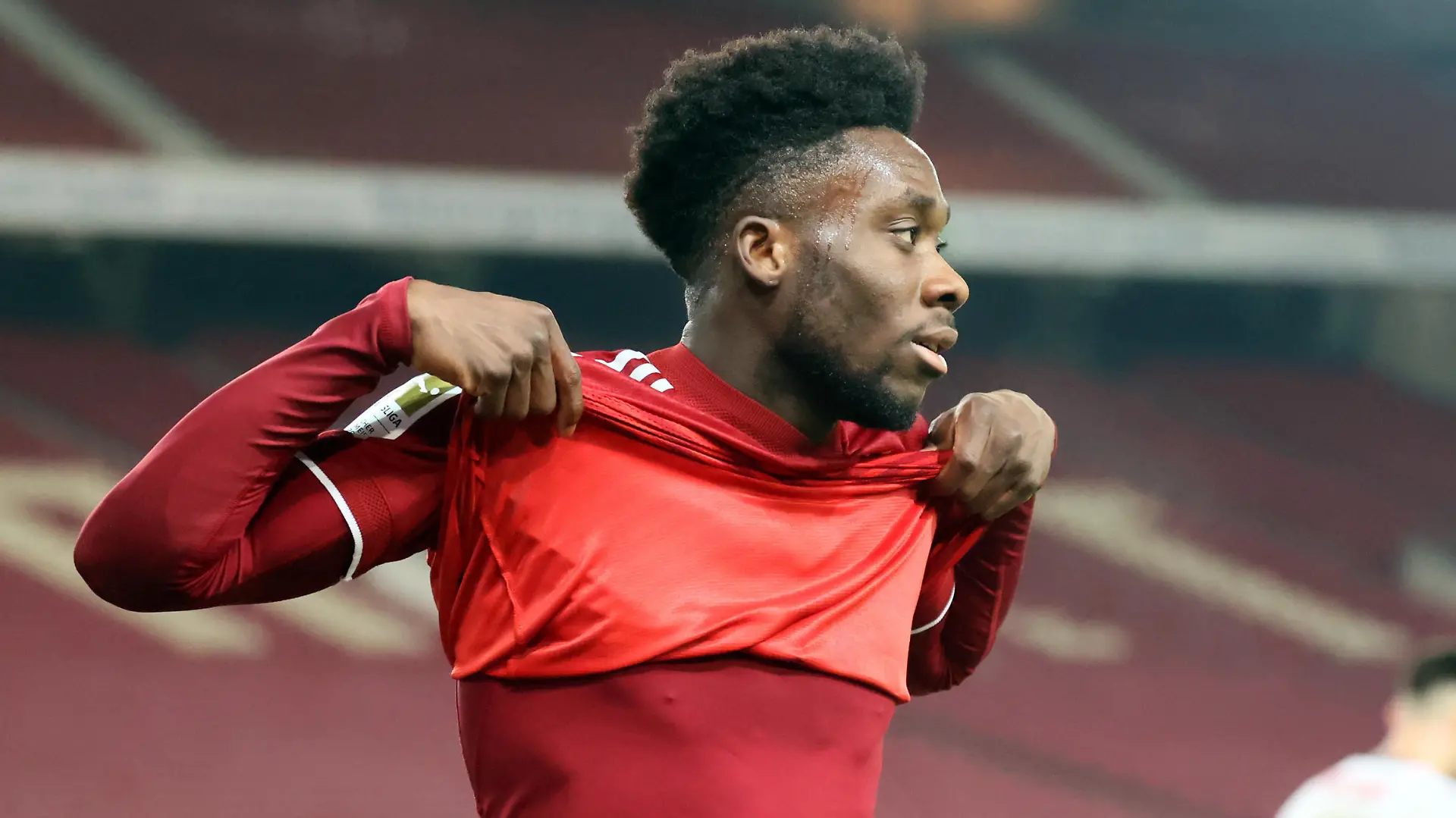 Deutschland, Stuttgart, 14.12.2021, Fussball, Bundesliga, VfB Stuttgart - FC Bayern München: Alphonso Davies (FC Bayern München). Foto: Robin Rudel