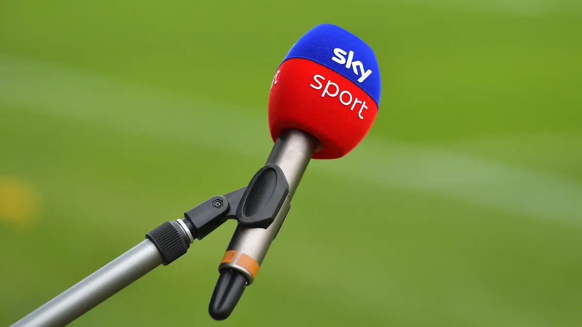 20.11.2021, xblx, Fussball 2.Bundesliga, SV Darmstadt 98 - FC St.Pauli emspor, v.l. Sky Mikrofon, Übertragung, Rechte, Fernsehrechte, Fernsehen, Pay TV, DFL/DFB REGULATIONS PROHIBIT ANY USE OF PHOTOGRAPHS as IMAGE SEQUENCES and/or QUASI-VIDEO Darmstadt *** 20 11 2021, xblx, Fussball 2 Bundesliga, SV Darmstadt 98 FC St Pauli emspor, v l Sky Mikrofon, Übertragung, Rechte, Fernsehrechte, Fernsehen, Pay TV, DFL DFB REGULATIONS PROHIBIT ANY USE OF PHOTOGRAPHS as IMAGE SEQUENCES and or QUASI VIDEO Darmstadt