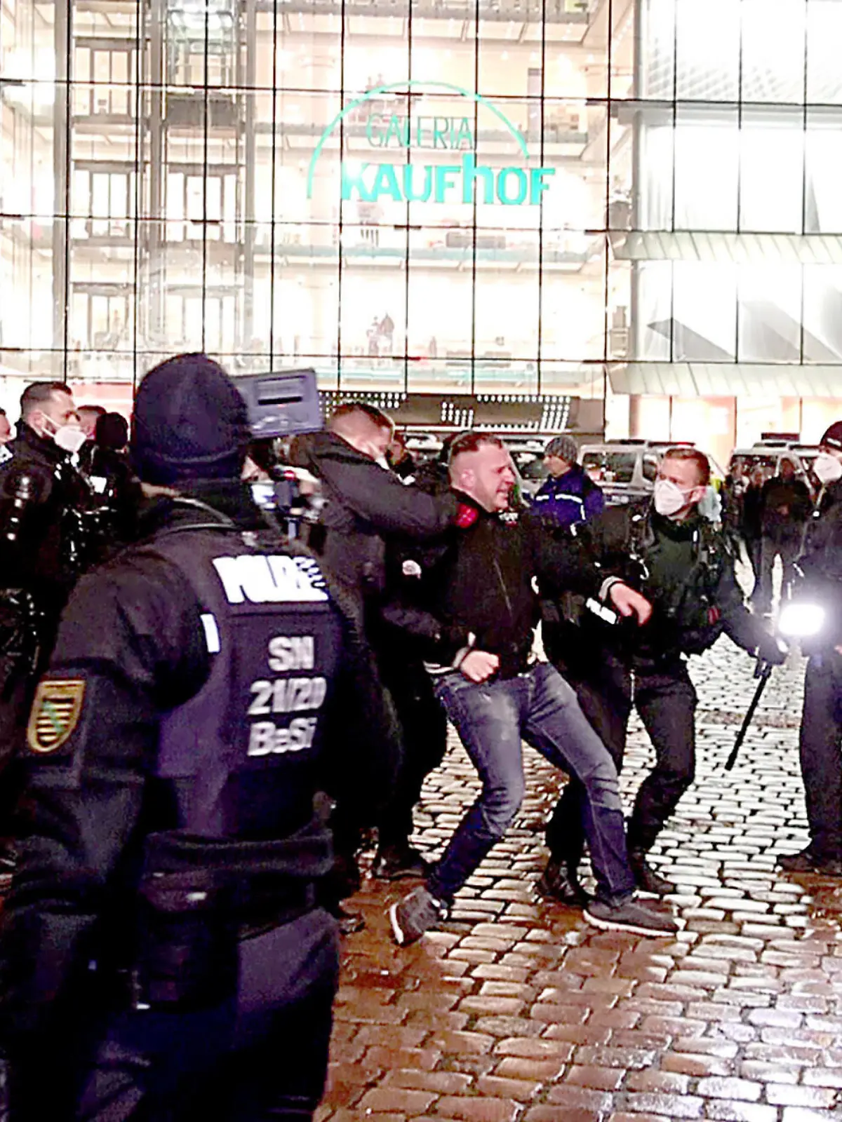  Corona- Gegner 10.01.2022, Chemnitz, Montagsspaziergang Am Montag gegen 18 Uhr spazierten etwa 300 bis 400 Coronagegner in Chemnitz, um gegen die Coronaregeln der Sächsischen Corona- Notfallverordnung zu protestieren. Einsatzkräfte der Polizei waren vor Ort. Die Impfgegner wendeten die Gruppentaktik an um der Polizei zu entgehen. Gleichzeitig gab es mehrere angemeldete Standdemonstrationen der Linken , der Neonazis und der Impfgegner. Am Rathaus kam es dann zur Konfrontation mit Polizeikräften, mehrere Impfgegner wurden an der Galeria Kaufhof eingekesselt und einer Identitätsfeststellung unterzogen. Chemnitz Sachsen BRD *** Corona opponents 10 01 2022, Chemnitz, Monday walk On Monday around 6 pm, about 300 to 400 Corona opponents walk