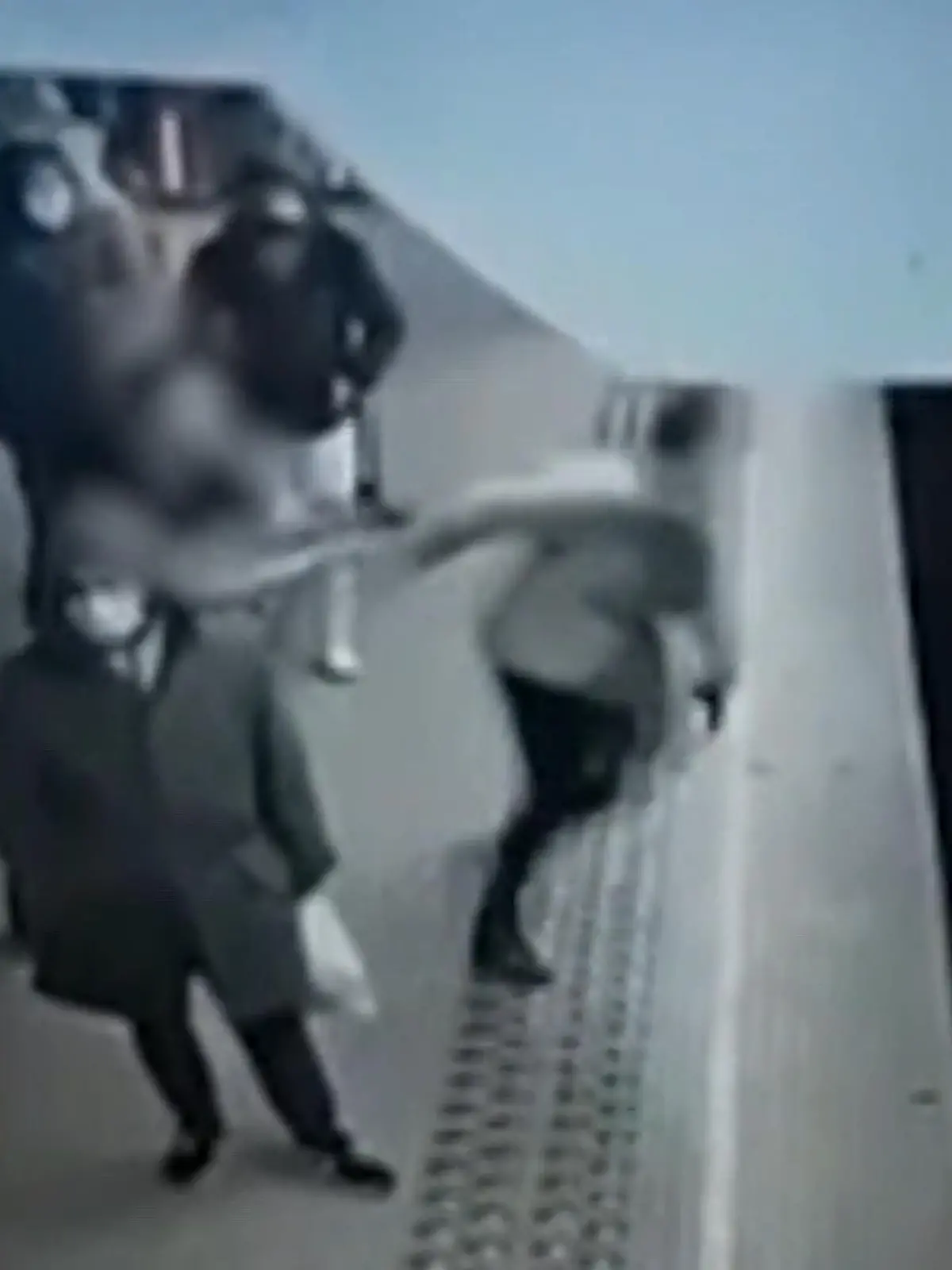 In Brüssel schubst ein Unbekannter diese Frau aufs Gleis – gerade, als eine U-Bahn in die Station einfährt. Der Fahrer schafft es noch rechtzeitig, eine Notbremsung einzuleiten.