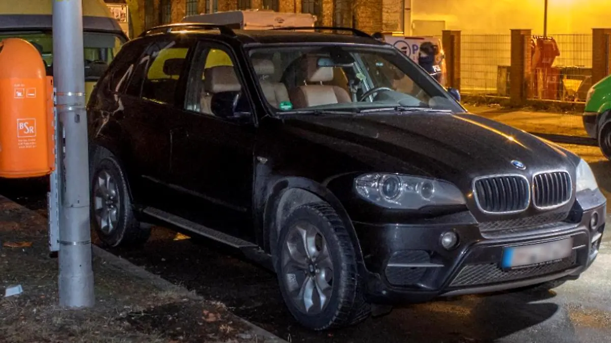Ein BMW parkt auf einer Berliner Straße.