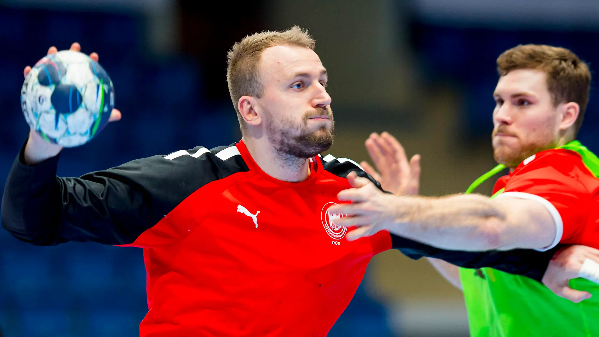 12.01.2022, Slowakei, Bratislava: Handball: EM, Vorrunde, Training in der Ondrej Nepela Aréna. Julius Kühn (l) setzt sich im Trainingsspiel gegen Johannes Golla in Szene. Foto: Sascha Klahn/dpa +++ dpa-Bildfunk +++