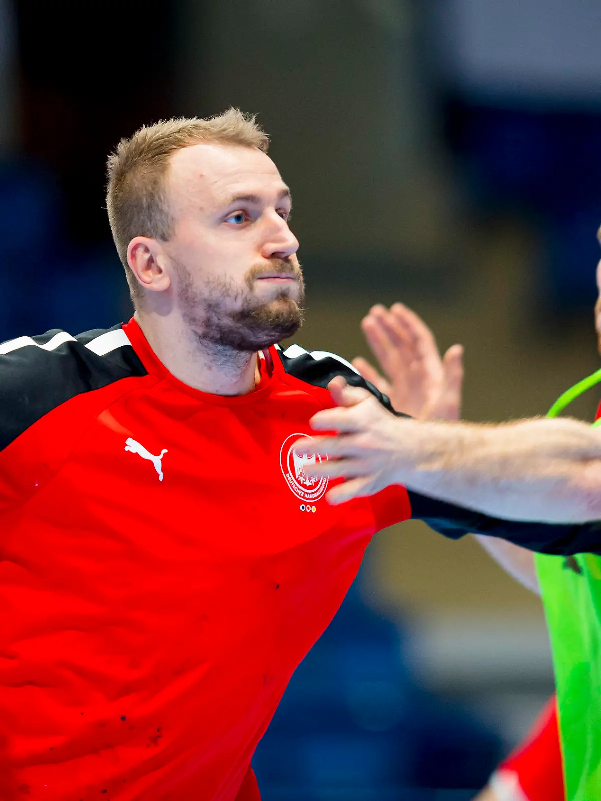 12.01.2022, Slowakei, Bratislava: Handball: EM, Vorrunde, Training in der Ondrej Nepela Aréna. Julius Kühn (l) setzt sich im Trainingsspiel gegen Johannes Golla in Szene. Foto: Sascha Klahn/dpa +++ dpa-Bildfunk +++