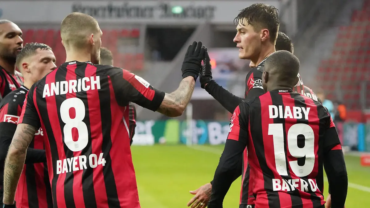 08.01.2022, Fussball GER, Saison 21/22, 1. Bundesliga, 18. Spieltag, Bayer 04 Leverkusen - Union Berlin, Bayarena Leverkusen Robert Andrich Patrik Schick, Moussa Diaby alle Bayer 04 Leverkusen jubeln Foto Chai von der Laage DFL regulations prohibit any use of photographs as image sequences and/or quasi-video. EDITORIAL USE ONLY