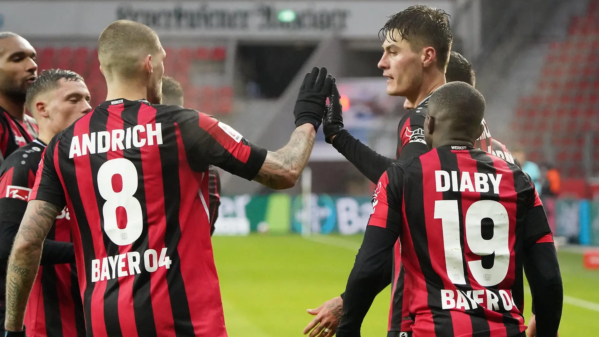 08.01.2022, Fussball GER, Saison 21/22, 1. Bundesliga, 18. Spieltag, Bayer 04 Leverkusen - Union Berlin, Bayarena Leverkusen Robert Andrich Patrik Schick, Moussa Diaby alle Bayer 04 Leverkusen jubeln Foto Chai von der Laage DFL regulations prohibit any use of photographs as image sequences and/or quasi-video. EDITORIAL USE ONLY