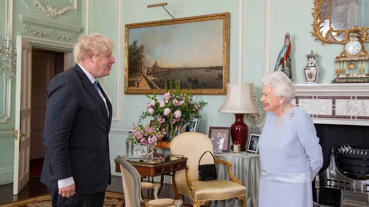 Britain's Queen Elizabeth II greets Prime Minister Boris Johnson at the first in-person weekly audience with the Prime Minister since the start of the coronavirus pandemic, at Buckingham Palace in London, Briain June 23, 2021. Dominic Lipinski/Pool via REUTERS