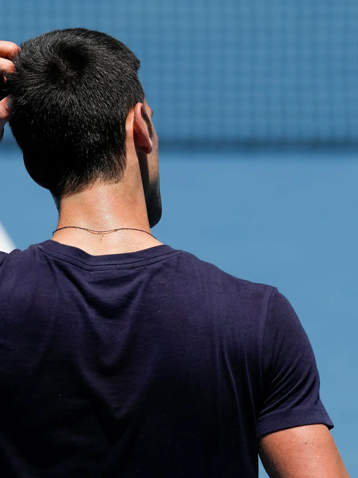 12.01.2022, Australien, Melbourne: Der serbische Titelverteidiger Novak Djokovic trainiert in der Rod Laver Arena vor den Australian Open in Melbourne, Australien. Foto: Mark Baker/AP/dpa +++ dpa-Bildfunk +++