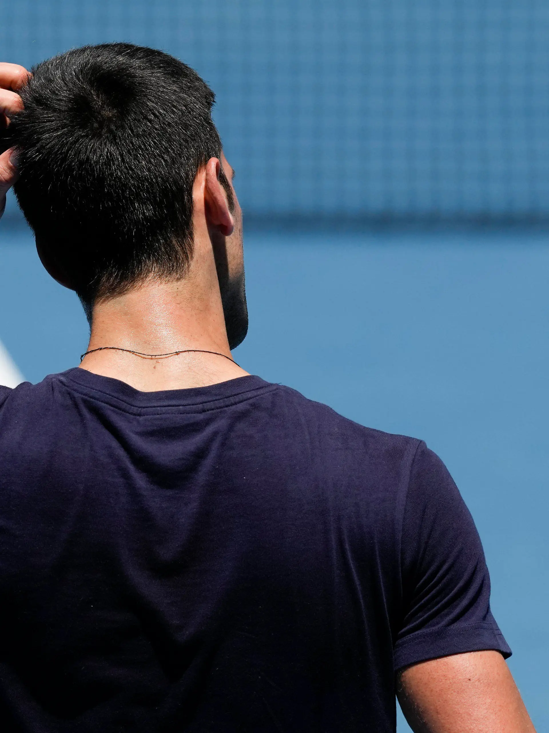 12.01.2022, Australien, Melbourne: Der serbische Titelverteidiger Novak Djokovic trainiert in der Rod Laver Arena vor den Australian Open in Melbourne, Australien. Foto: Mark Baker/AP/dpa +++ dpa-Bildfunk +++