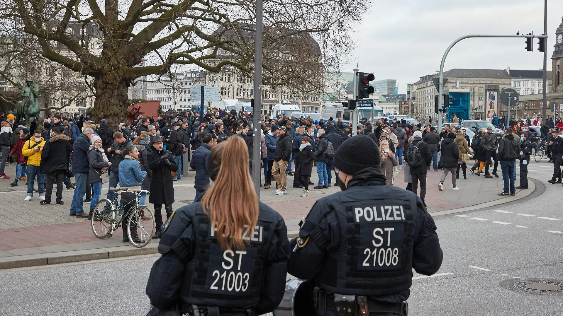 15.01.2022, Hamburg: Polizistinnen beobachten Gegner der Corona-Maßnahmen. Trotz Verbot haben sich am Samstag Gegner der Corona-Maßnahmen vor der Hamburger Kunsthalle und auf umliegenden Straßen versammelt. Foto: Georg Wendt/dpa +++ dpa-Bildfunk +++