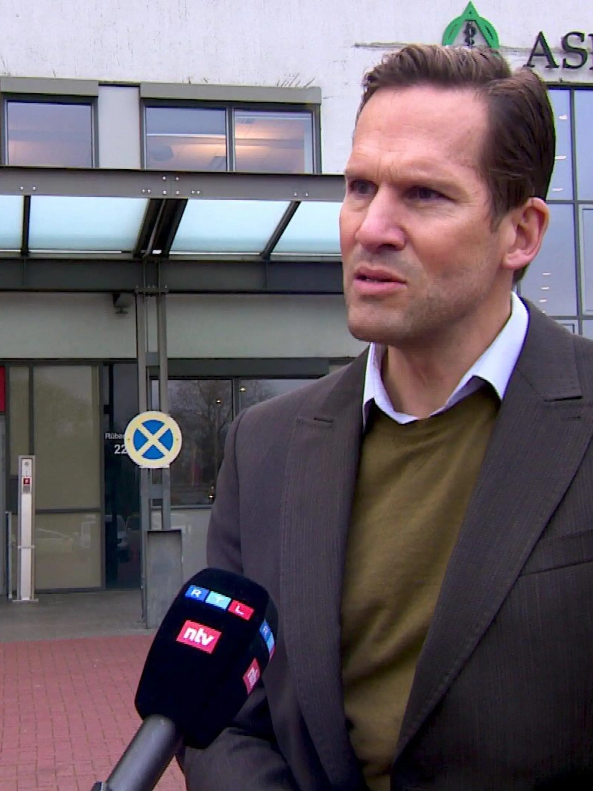 Professor Christoph Herborn von den Asklepios-Kliniken in Hamburg im Interview mit RTL Nord.