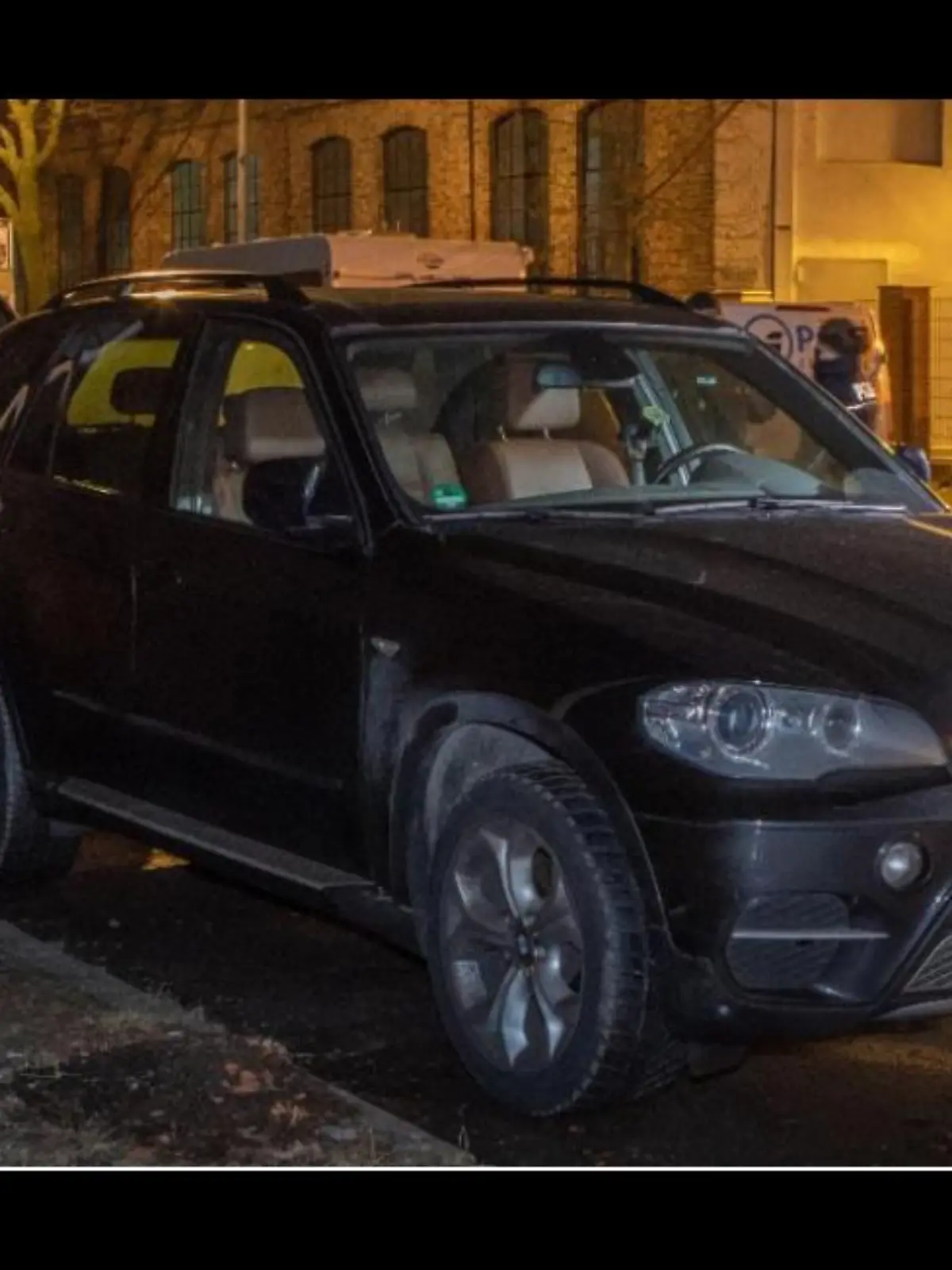 Ein BMW steht in einer dunklen Straße in Berlin