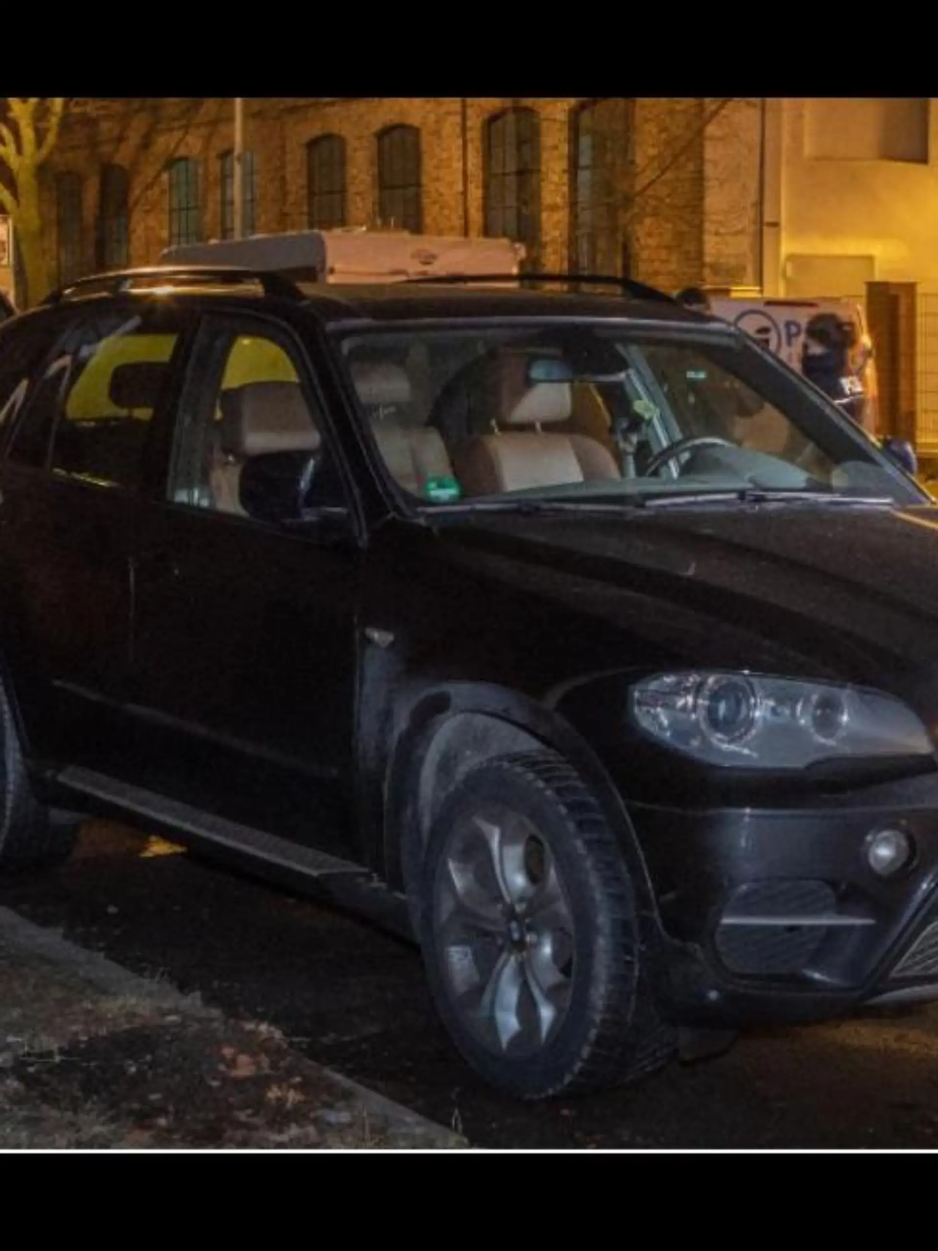 Ein BMW steht in einer dunklen Straße in Berlin