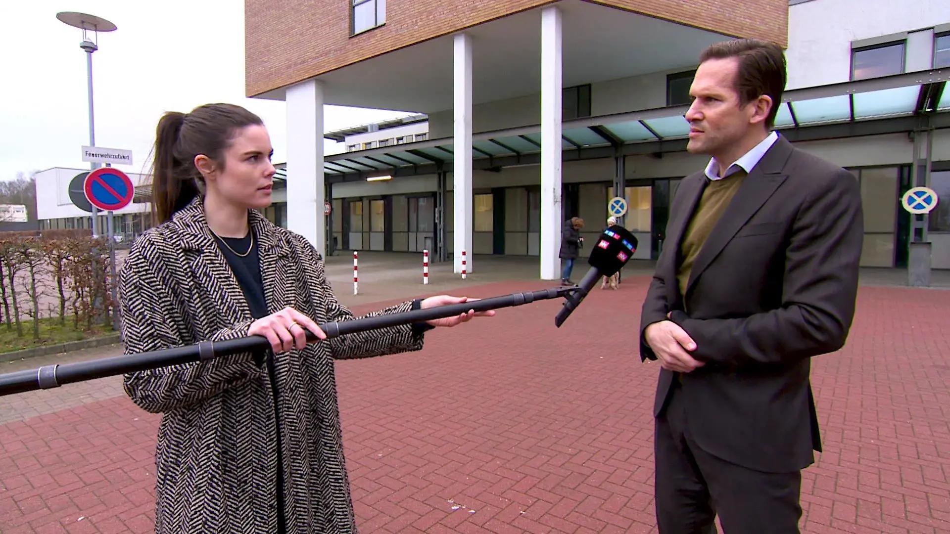 RTL Nord Reporterin Linda Mürtz im Interview mit Professor Christoph Herborn.
