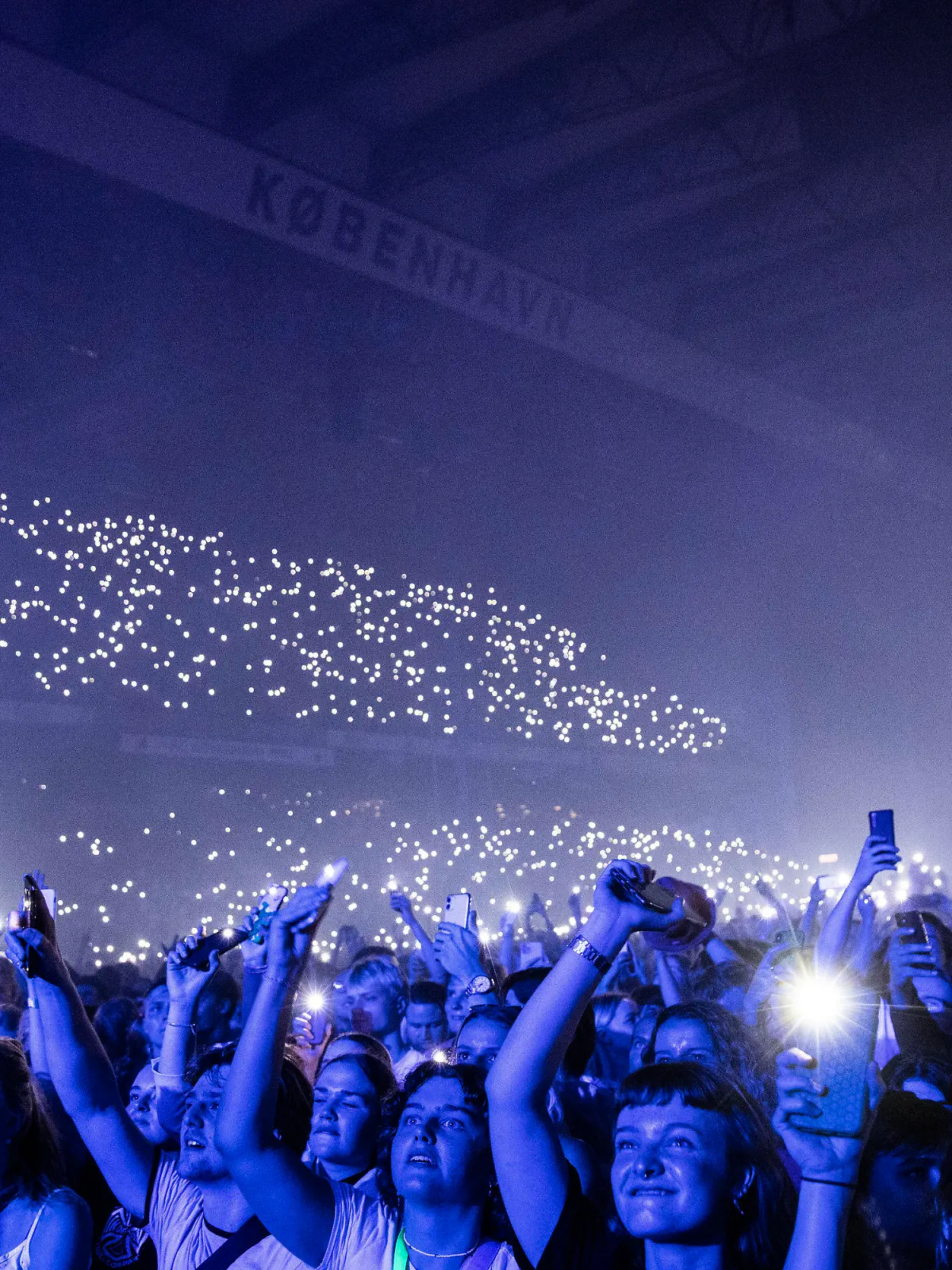 10.09.2021, Dänemark, Kopenhagen: Das Publikum hört den "Minds of 99" während eines Konzerts im Park zu. Die dänische Rockband hatte ein Konzert vor zehntausenden Fans gespielt und damit die pandemiebedingt fast vergessene Zeit großer Stadionkonzerte wiederaufleben lassen. (zu dpa Ohne Corona-Auflagen: 50 000 Zuschauer bei Konzert in Kopenhagen) Foto: Olafur Steinar Gestsson/Ritzau Scanpix/AP/dpa +++ dpa-Bildfunk +++