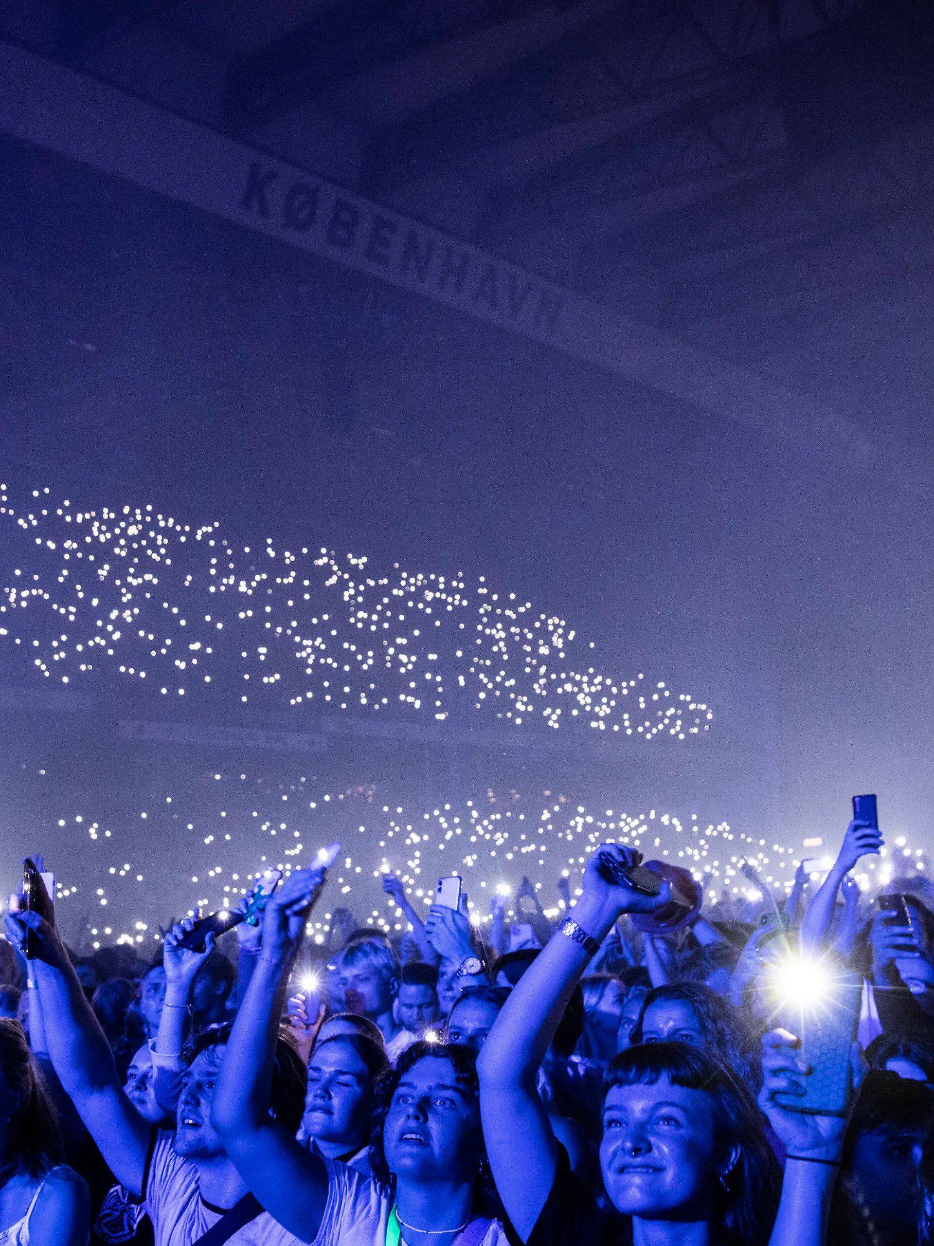 10.09.2021, Dänemark, Kopenhagen: Das Publikum hört den "Minds of 99" während eines Konzerts im Park zu. Die dänische Rockband hatte ein Konzert vor zehntausenden Fans gespielt und damit die pandemiebedingt fast vergessene Zeit großer Stadionkonzerte wiederaufleben lassen. (zu dpa Ohne Corona-Auflagen: 50 000 Zuschauer bei Konzert in Kopenhagen) Foto: Olafur Steinar Gestsson/Ritzau Scanpix/AP/dpa +++ dpa-Bildfunk +++