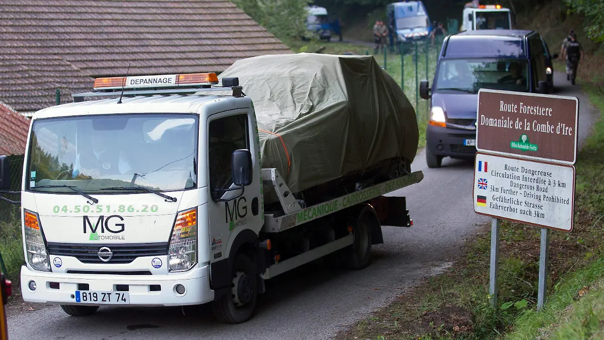 epa03386362 French gendarme police escort the car involved in the shooting of a British family on 05 September, in Dominiale de la Combe d'Ire near Chevaline, France, France, 06 September 2012. A four-year-old girl was found alive amidst the bodies of three people shot dead in a British-registered car in the French Alps, police said overnight 05 September. Three people, believed to be the girl's mother, father and grandmother, were found dead inside the car. The family are believed to be British holidaymakers, whose description matched that of a family missing from a caravan park in the picturesque Haute-Savoie region. The motive for the attack remains a mystery, according to Annecy prosecutor Eric Maillaud. EPA/SALVATORE DI NOLFI +++(c) dpa - Bildfunk+++