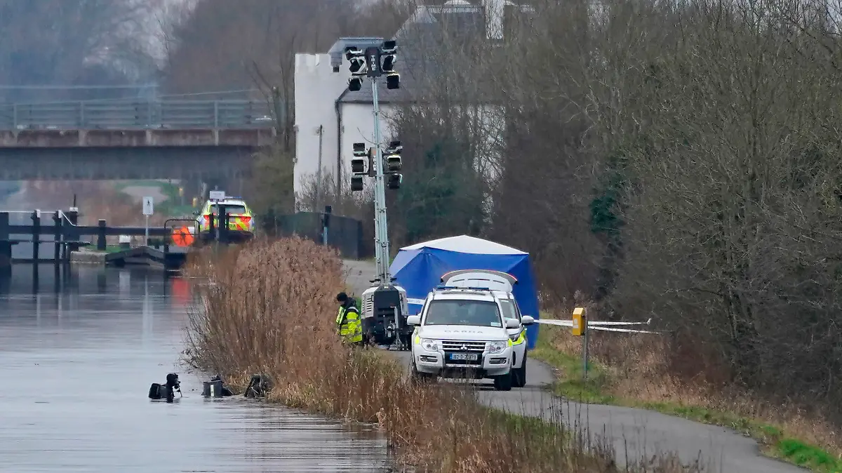 Ashling Murphy death. Gardai at the Grand Canal at Cappincur, Co Offaly, after Ashling Murphy, a primary school teacher aged in her 20s, was killed on Wednesday afternoon along the banks of the canal. Issue date: Thursday January 13, 2022. See PA story IRISH Death. Photo credit should read: Brian Lawless/PA Wire URN:64716097