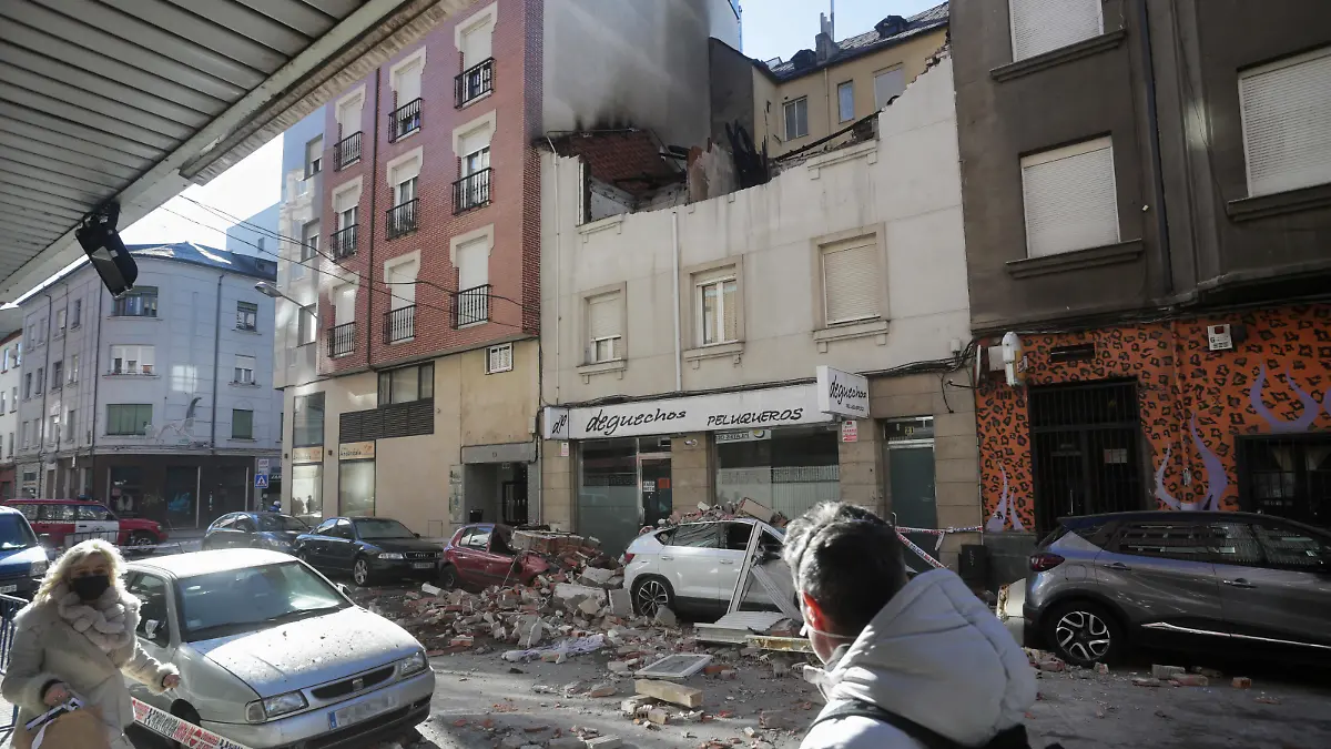 PONFERRADA, LEON, CASTILLA Y LEO, SPAIN - JANUARY 13: Two people look at the burnt house and the damage caused by an explosion, in Alcon street, on 13 January, 2022 in Ponferrada, Leon, Castilla y Leon, Spain. A two-story single-family dwelling located on Calle Alcon in Ponferrada has been set on fire after a 36-year-old man who was going to be evicted from this residence caused a gas explosion in the property. The 36 year-old man turned himself in to the Ponferrada police station hours after the incident. The Scientific Police of the locality has gone to the house to clarify the causes of the fire, in which there have been no personal injuries. (Photo By Carlos Castro/Europa Press via Getty Images)