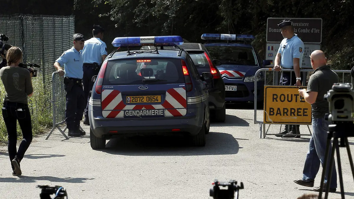 epa03389457 Police cars and officers block reporters and photographers gathered on a road leading to a car park near a camp site in Chevaline near the Annecy Lake, France, 08 September 2012. French prosecutors launched a formal murder investigation Friday over the killings of three members of a British family and a French cyclist in the Alps, and said they were exploring a possible family row over money. EPA/NORBERT FALCO/LE DAUPHINE ---FRANCE OUT--- +++(c) dpa - Bildfunk+++