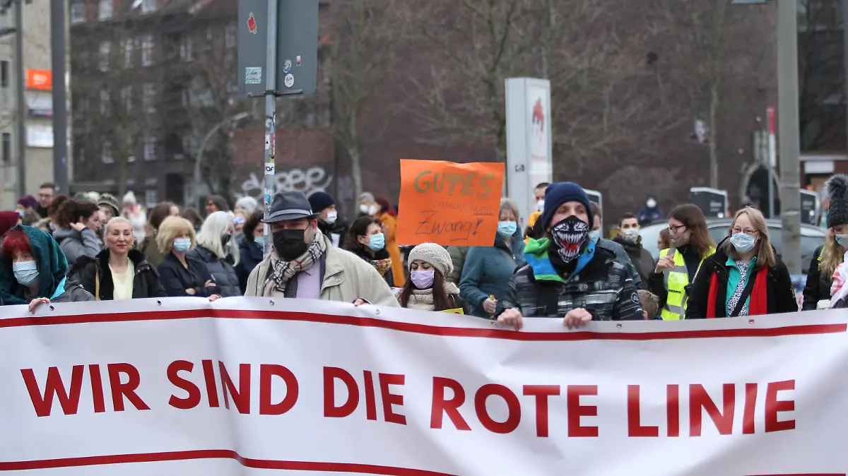 News Bilder des Tages Demonstration von Kritikern der Corona-Maßnahmen am Neujahrstag in Barmbek unter dem Motto: Gegen Ausgrenzung, Spaltung und Zwang. Wir zusammen für unsere Freiheit. Die Auftaktkundgebung fand auf dem Bert-Kaempfert-Platz statt. Anschließend zogen die Demonstranten über die Fuhlsbütteler Straße weiter. Es nahmen etwa 250 Personen an der Demonstration teil, die von Gegenprotesten begleitet wurde. Die Polizei war mit mehreren Mannschafts- und Einsatzwagen vor Ort. Barmbek Hamburg *** Demonstration of critics of the Corona measures on New Years Day in Barmbek under the motto Against exclusion, division and coercion We together for our freedom The kick-off rally took place on Bert Kaempfert Platz Afterwards, the demonstrators moved on vi