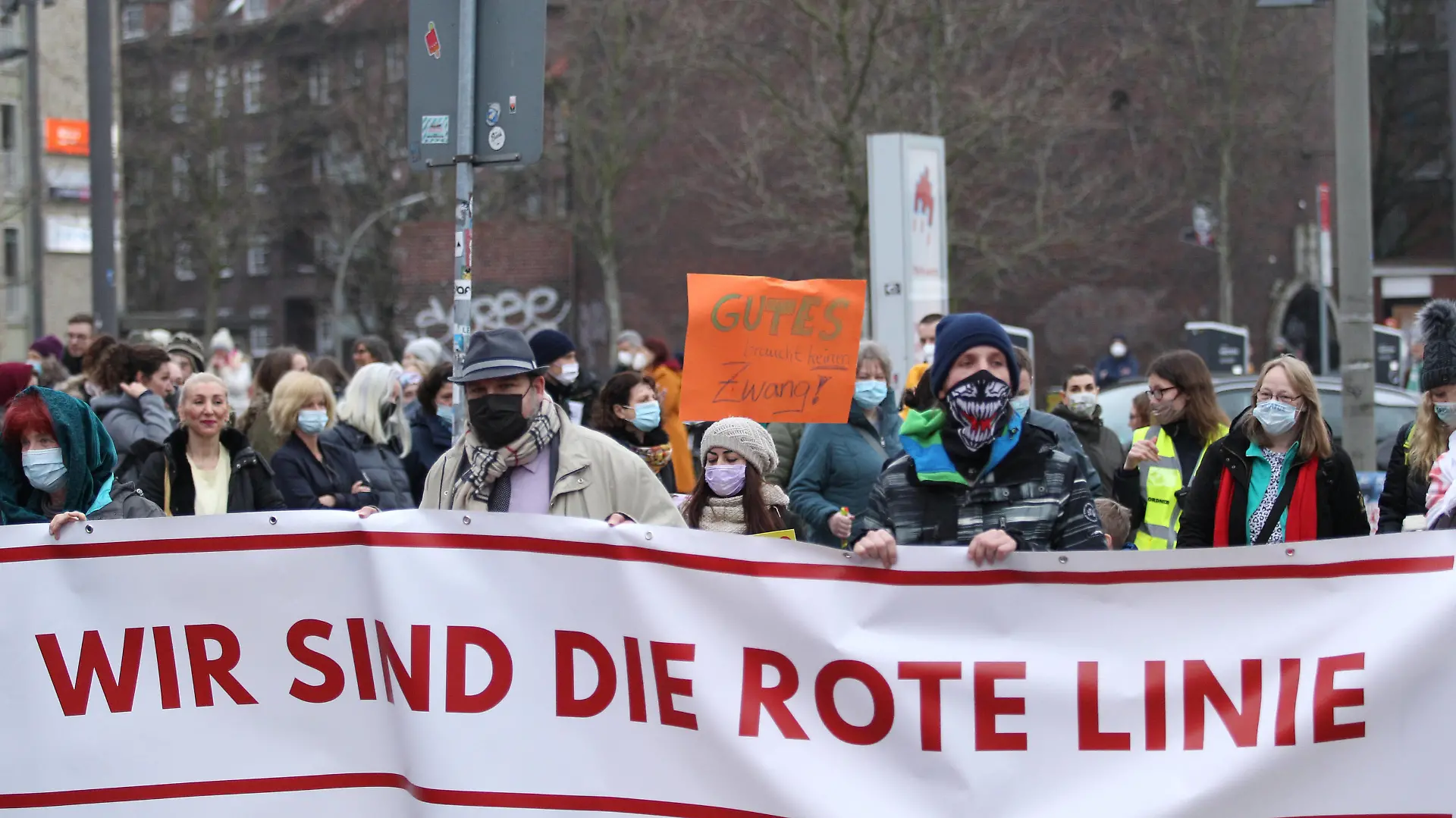 News Bilder des Tages Demonstration von Kritikern der Corona-Maßnahmen am Neujahrstag in Barmbek unter dem Motto: Gegen Ausgrenzung, Spaltung und Zwang. Wir zusammen für unsere Freiheit. Die Auftaktkundgebung fand auf dem Bert-Kaempfert-Platz statt. Anschließend zogen die Demonstranten über die Fuhlsbütteler Straße weiter. Es nahmen etwa 250 Personen an der Demonstration teil, die von Gegenprotesten begleitet wurde. Die Polizei war mit mehreren Mannschafts- und Einsatzwagen vor Ort. Barmbek Hamburg *** Demonstration of critics of the Corona measures on New Years Day in Barmbek under the motto Against exclusion, division and coercion We together for our freedom The kick-off rally took place on Bert Kaempfert Platz Afterwards, the demonstrators moved on vi