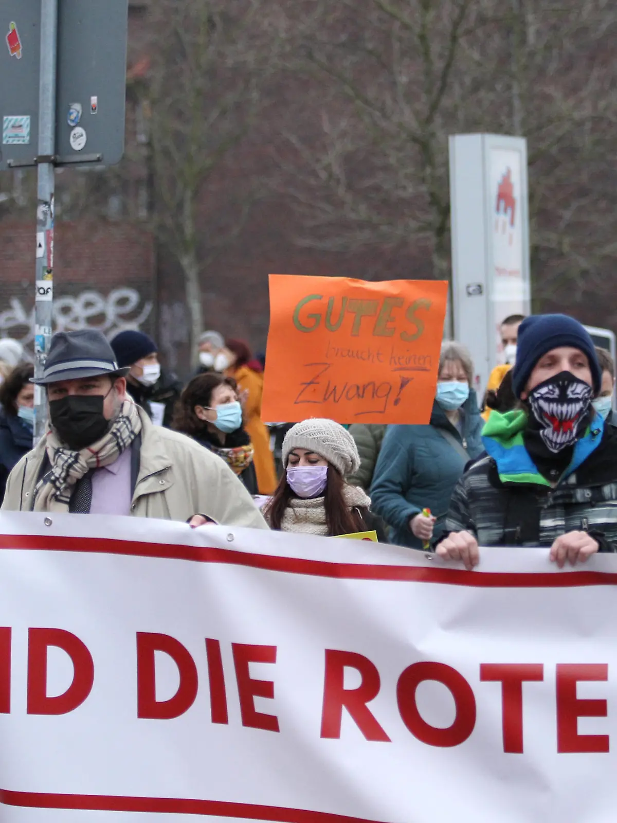 News Bilder des Tages Demonstration von Kritikern der Corona-Maßnahmen am Neujahrstag in Barmbek unter dem Motto: Gegen Ausgrenzung, Spaltung und Zwang. Wir zusammen für unsere Freiheit. Die Auftaktkundgebung fand auf dem Bert-Kaempfert-Platz statt. Anschließend zogen die Demonstranten über die Fuhlsbütteler Straße weiter. Es nahmen etwa 250 Personen an der Demonstration teil, die von Gegenprotesten begleitet wurde. Die Polizei war mit mehreren Mannschafts- und Einsatzwagen vor Ort. Barmbek Hamburg *** Demonstration of critics of the Corona measures on New Years Day in Barmbek under the motto Against exclusion, division and coercion We together for our freedom The kick-off rally took place on Bert Kaempfert Platz Afterwards, the demonstrators moved on vi