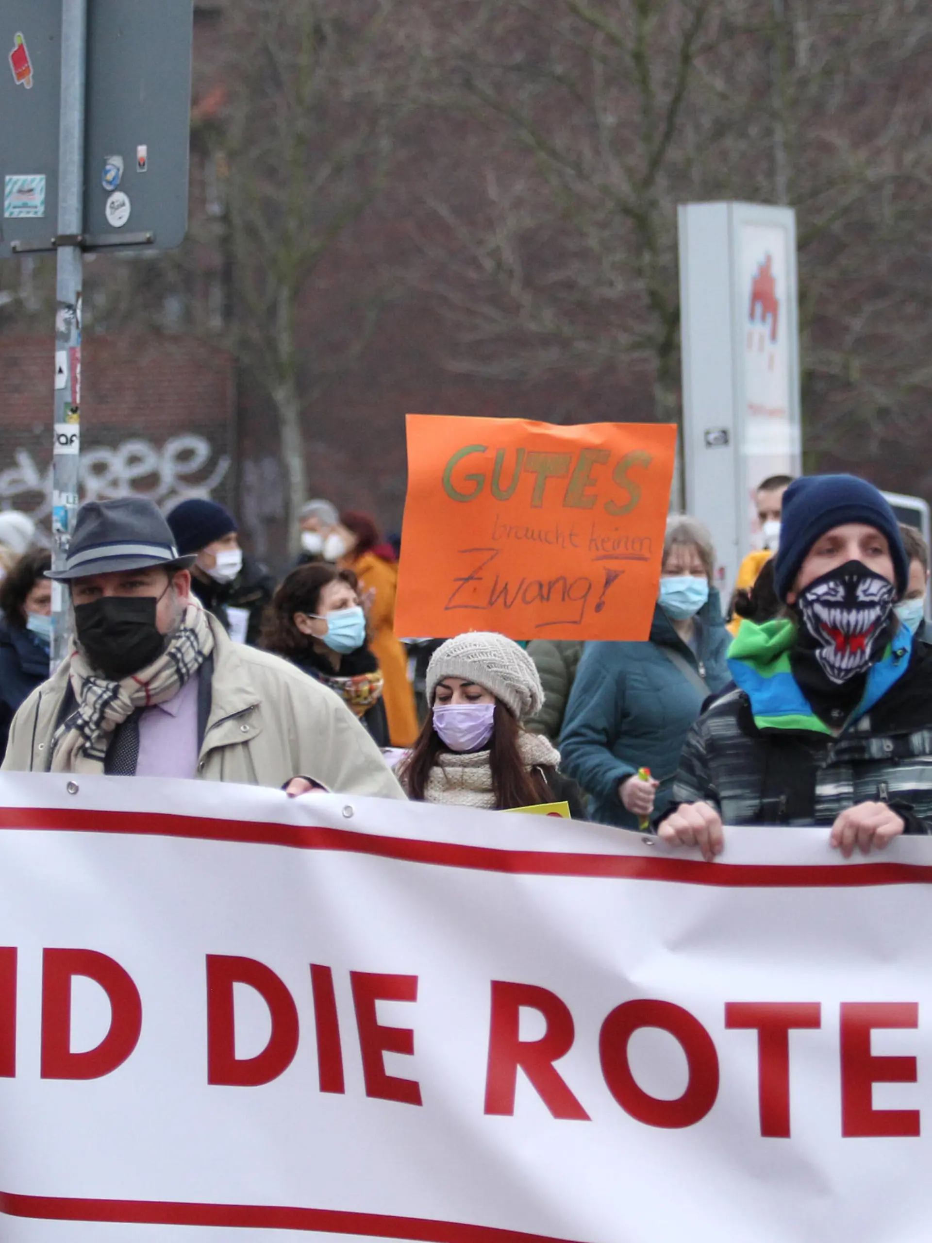 News Bilder des Tages Demonstration von Kritikern der Corona-Maßnahmen am Neujahrstag in Barmbek unter dem Motto: Gegen Ausgrenzung, Spaltung und Zwang. Wir zusammen für unsere Freiheit. Die Auftaktkundgebung fand auf dem Bert-Kaempfert-Platz statt. Anschließend zogen die Demonstranten über die Fuhlsbütteler Straße weiter. Es nahmen etwa 250 Personen an der Demonstration teil, die von Gegenprotesten begleitet wurde. Die Polizei war mit mehreren Mannschafts- und Einsatzwagen vor Ort. Barmbek Hamburg *** Demonstration of critics of the Corona measures on New Years Day in Barmbek under the motto Against exclusion, division and coercion We together for our freedom The kick-off rally took place on Bert Kaempfert Platz Afterwards, the demonstrators moved on vi