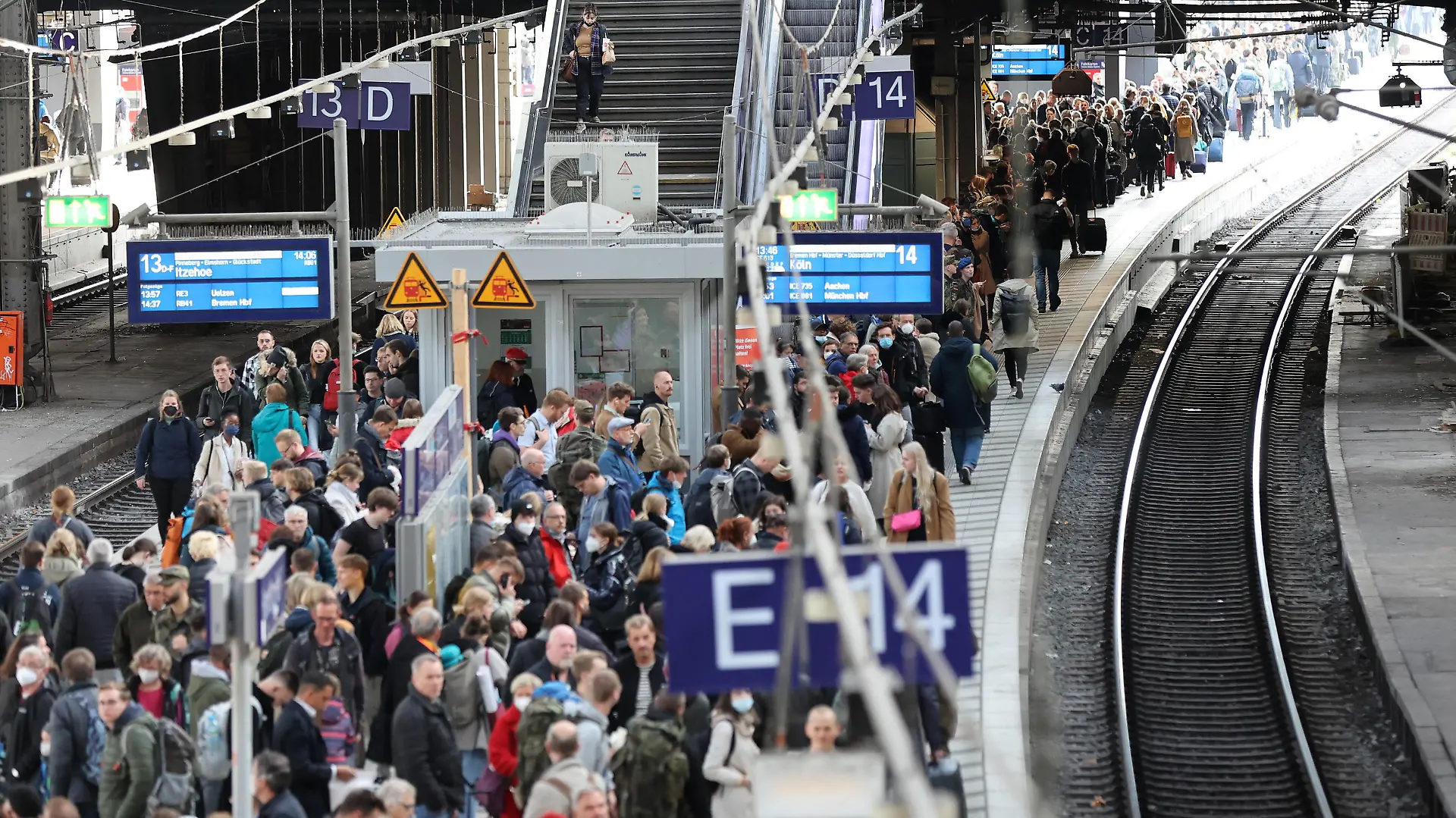 Volle Bahnsteige am Hauptbahnhof in Hamburg DEU, Deutschland, Hamburg: Zahlreiche Reisende warten an einem vollen Bahnsteig am Hamburger Hauptbahnhof auf ihren Zug. Das 49-Euro-Ticket soll kommen. Auf die Nachfolge des 9-Euro-Tickets einigten sich Bund und Länder. Hamburg Hamburg Deutschland *** Full platforms at the main station in Hamburg DEU, Germany, Hamburg Numerous travelers wait on a full platform at Hamburg Central Station for their train The 49 Euro ticket is to come The federal and state governments agreed on the successor to the 9 Euro ticket Hamburg Germany