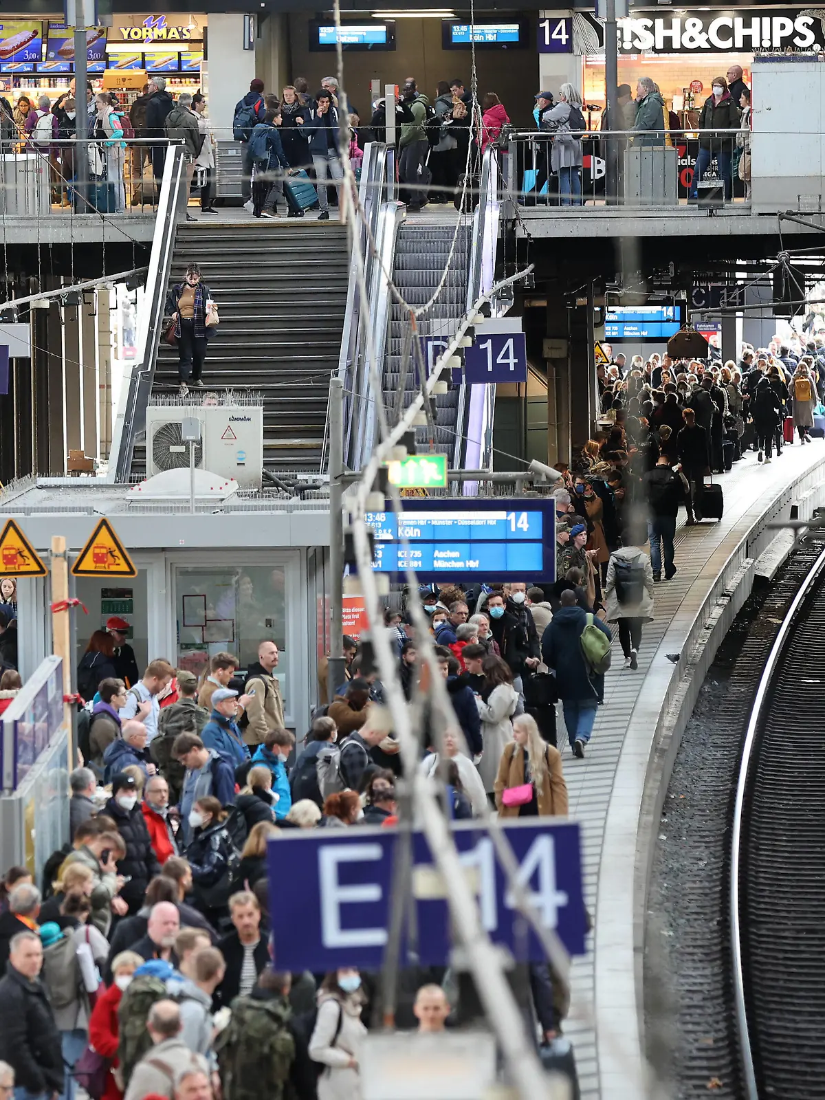  Volle Bahnsteige am Hauptbahnhof in Hamburg DEU, Deutschland, Hamburg: Zahlreiche Reisende warten an einem vollen Bahnsteig am Hamburger Hauptbahnhof auf ihren Zug. Das 49-Euro-Ticket soll kommen. Auf die Nachfolge des 9-Euro-Tickets einigten sich Bund und Länder. Hamburg Hamburg Deutschland *** Full platforms at the main station in Hamburg DEU, Germany, Hamburg Numerous travelers wait on a full platform at Hamburg Central Station for their train The 49 Euro ticket is to come The federal and state governments agreed on the successor to the 9 Euro ticket Hamburg Germany