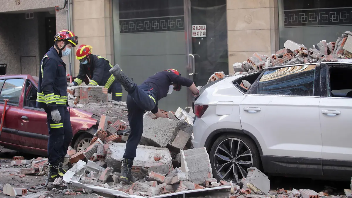 PONFERRADA, LEON, CASTILLA Y LEO, SPAIN - JANUARY 13: Firefighters clear debris and remove debris from cars after the damage caused by an explosion in Alcon street, on 13 January, 2022 in Ponferrada, Leon, Castilla y Leon, Spain. A two-story single-family house located in the Ponferrada street Alcon has been set on fire after a 36-year-old man who was going to be evicted from this residence caused a gas explosion in the property. The 36 year-old man turned himself in to the Ponferrada police station hours after the incident. The Scientific Police of the locality has gone to the house to clarify the causes of the fire, in which there have been no personal injuries. (Photo By Carlos Castro/Europa Press via Getty Images)