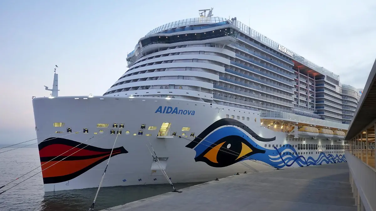 Das Kreuzfahrtschiff AIDAnova liegt im Kreuzfahrtterminal der portugiesischen Hauptstadt. Das Schiff sollte am 30.12.2021 von Lissabon aus in Richtung Madeira und Kanarische Inseln starten. Doch wegen Corona-Fällen in der Besatzung endete die Reise vorzeitig in Lissabon.