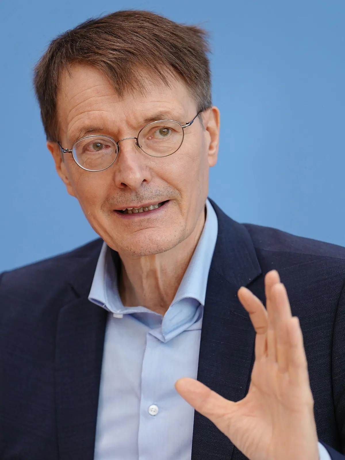 ARCHIV - 22.12.2021, Berlin: Karl Lauterbach (SPD), Bundesminister für Gesundheit, spricht während einer Pressekonferenz zur aktuellen Corona-Lage. Lauterbach hat eine «Positivliste» für Schnelltests angekündigt, die Omikron gut erkennen können. (zu dpa «Freitesten (zu) leicht gemacht? Was Antigentests leisten können») Foto: Kay Nietfeld/dpa +++ dpa-Bildfunk +++