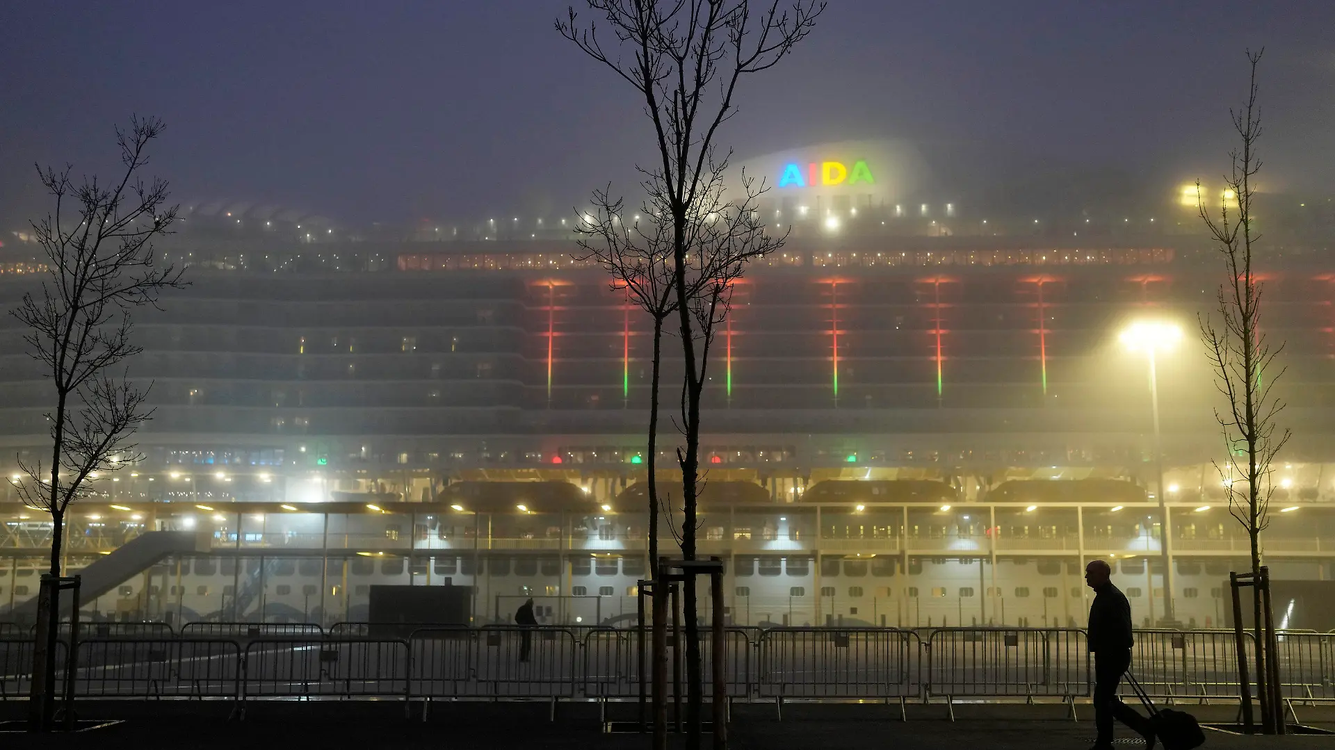 03.01.2022, Portugal, Lissabon: Das Kreuzfahrtschiff Aida Nova liegt am frühen Morgen im Hafen von Lissabon und ist vom Nebel umgeben. Nachdem mehrere Passagiere und Besatzungsmitglieder positiv auf das Coronavirus getestet worden sind, wurde die Kreuzfahrt vorzeitig in der portugiesischen Hauptstadt abgebrochen. Foto: Armando Franca/AP/dpa +++ dpa-Bildfunk +++