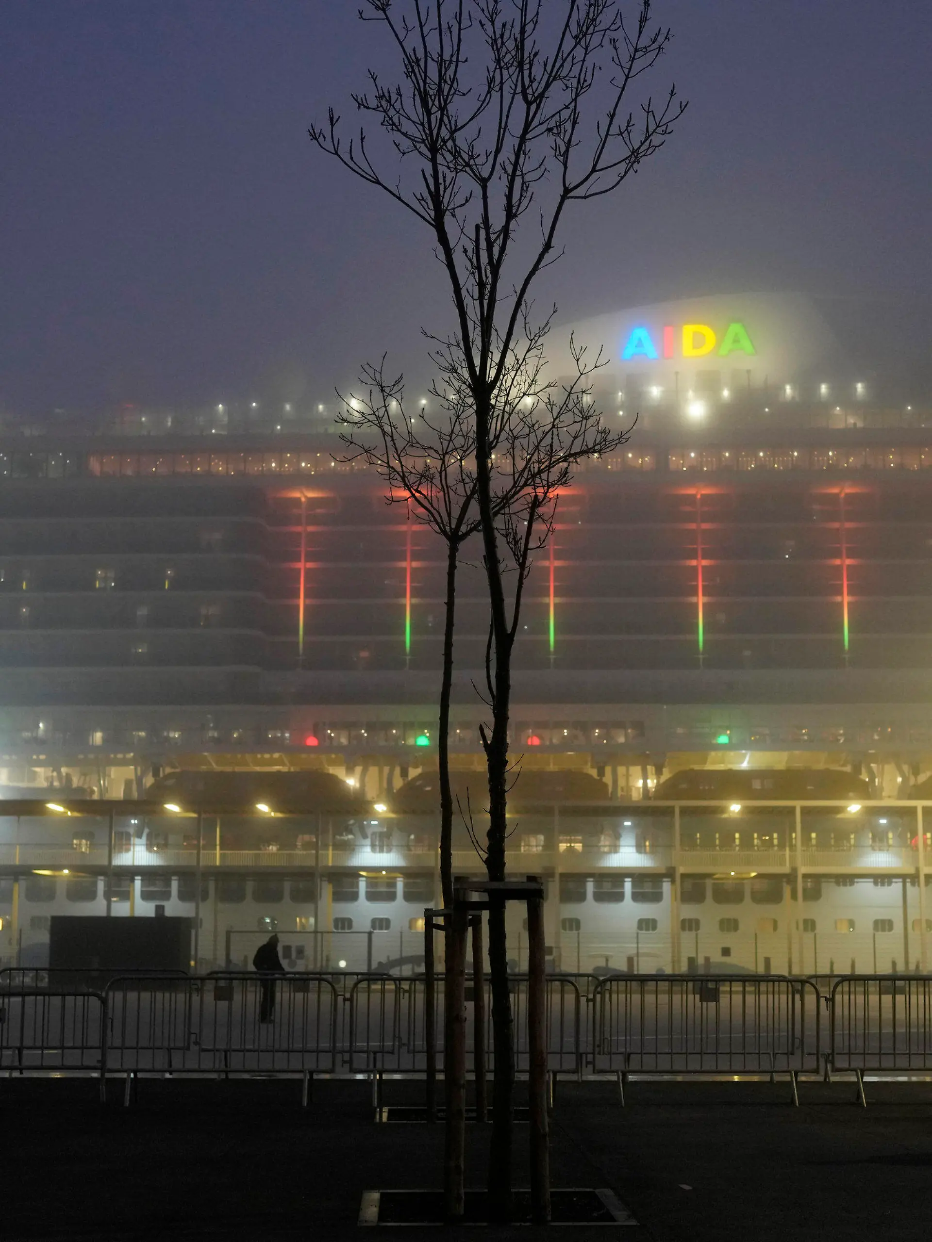 03.01.2022, Portugal, Lissabon: Das Kreuzfahrtschiff Aida Nova liegt am frühen Morgen im Hafen von Lissabon und ist vom Nebel umgeben. Nachdem mehrere Passagiere und Besatzungsmitglieder positiv auf das Coronavirus getestet worden sind, wurde die Kreuzfahrt vorzeitig in der portugiesischen Hauptstadt abgebrochen. Foto: Armando Franca/AP/dpa +++ dpa-Bildfunk +++