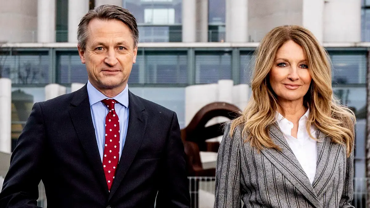 RTL-Politik-Chef Nikolaus Blome und RTL-Moderatorin Frauke Ludowig vor dem Kanzleramt.