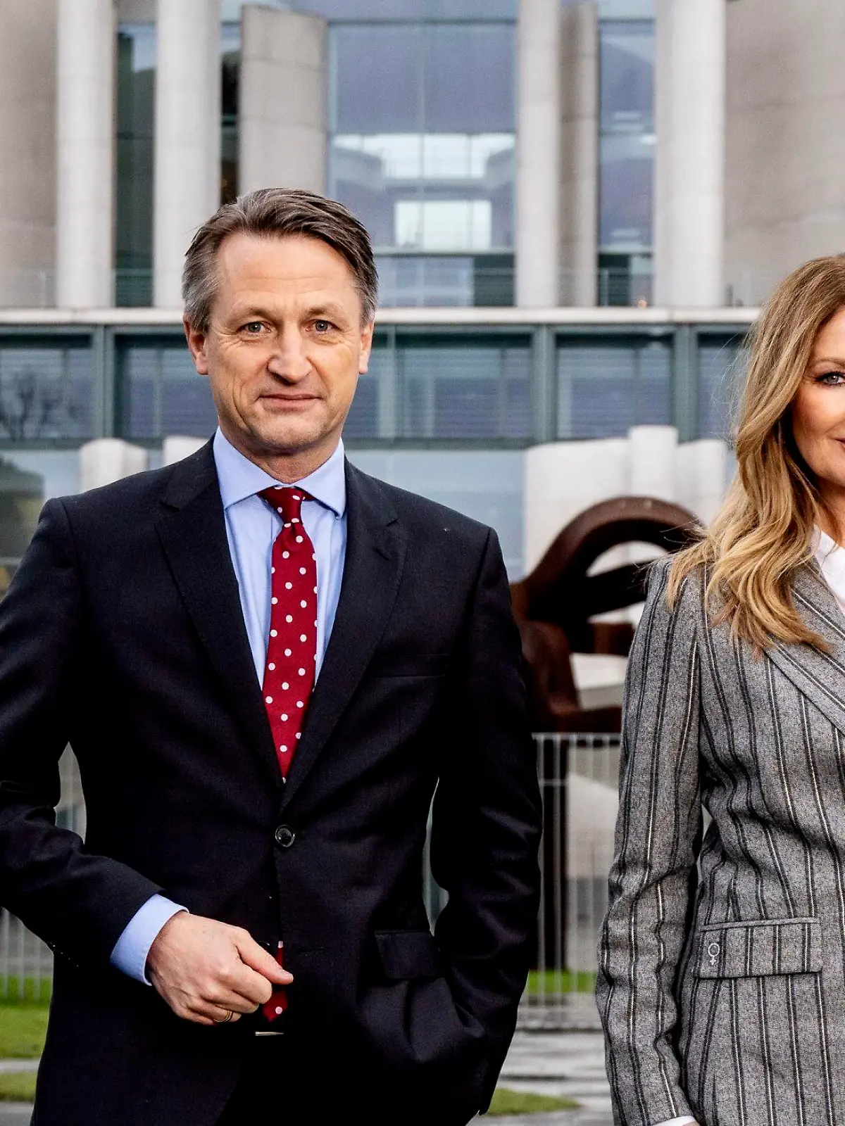 RTL-Politik-Chef Nikolaus Blome und  RTL-Moderatorin Frauke Ludowig vor dem Kanzleramt.