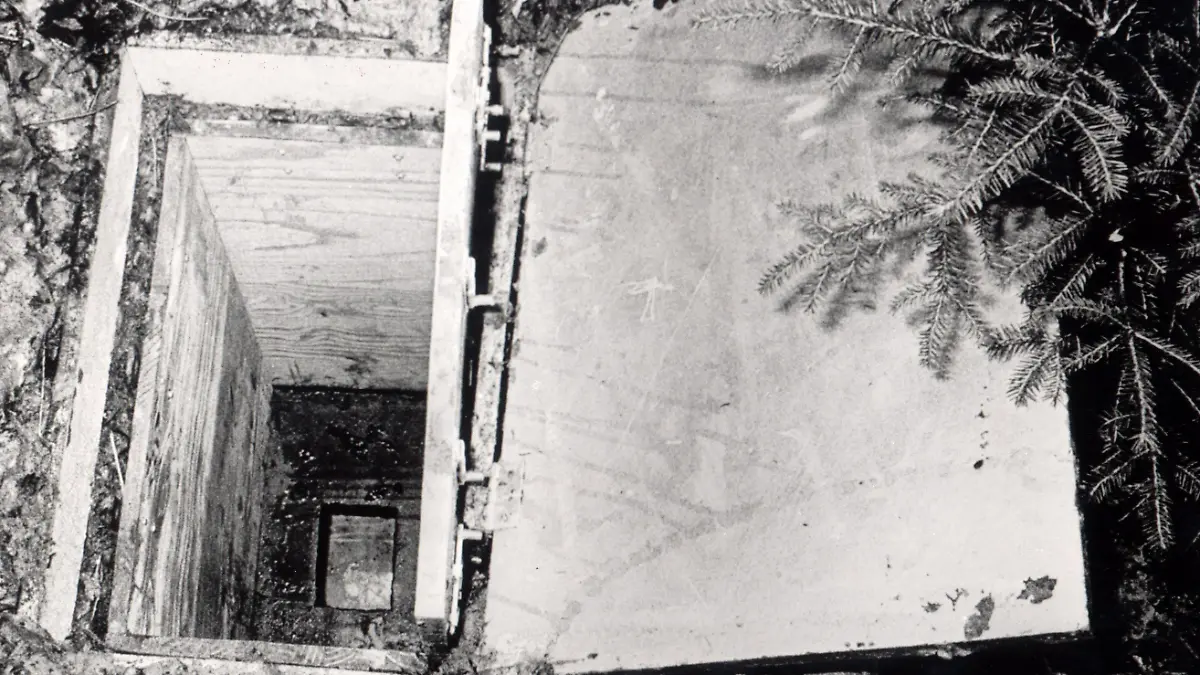 ARCHIV - Die in einem Waldstück bei Eching am Ammersee (Landkreis Landsberg am Lech) vergrabene Holzkiste, in der die elfjährige Ursula Herrmann am 04.10.1981 tot aufgefunden worden war (Archivfoto vom 05.10.1981). Nach 27 Jahren steht der spektakuläre Entführungs- und Mordfall an der zehnjährigen Ursula Herrmann aus Oberbayern vor der Aufklärung. Der mutmaßliche Mörder der Lehrertochter, die in einer vergrabenen Kiste qualvoll erstickt war, gehörte früher schon einmal zum Kreis der Verdächtigen. Er soll in Utting am Ammersee gelebt haben, bevor er aus Bayern wegzog. Am Donnerstag (29.05.2008) war der 58-Jährige nach dpa-Informationen im schleswig- holsteinischen Kappeln festgenommen worden. Nähere Einzelheiten wollen das Landeskriminalamt und die Staatsanwaltschaft Augsburg am frühen Nachmittag bei einer Pressekonferenz bekanntgeben. Foto: Polizei dpa/lby (nur s/w) +++(c) dpa - Bildfunk+++