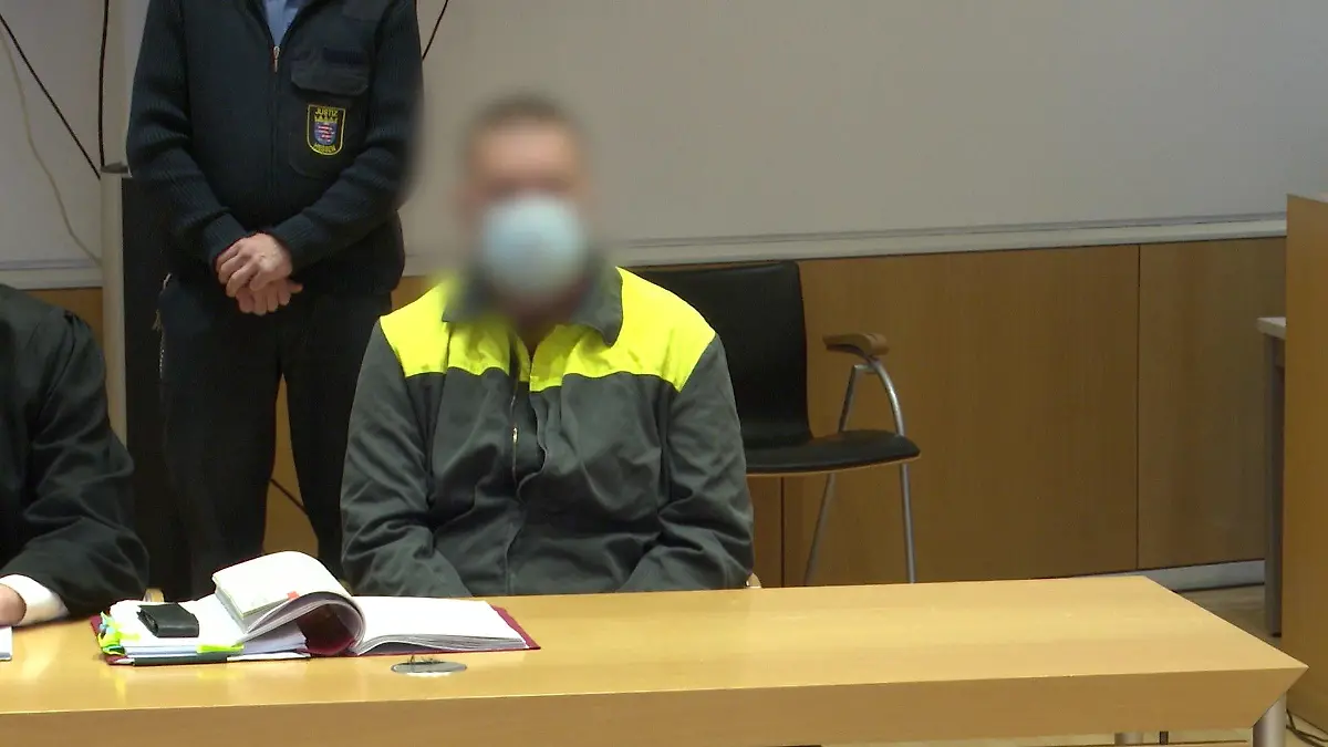 Angeklagter prügelte mit Fleischklopfer auf Kumpel ein