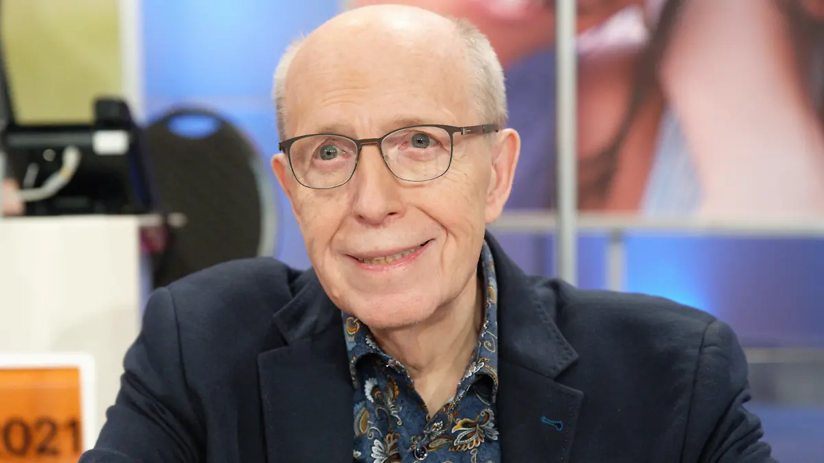 Der Moderator Reiner Calmund sitzt beim 26. RTL-Spendenmarathon im Studio.