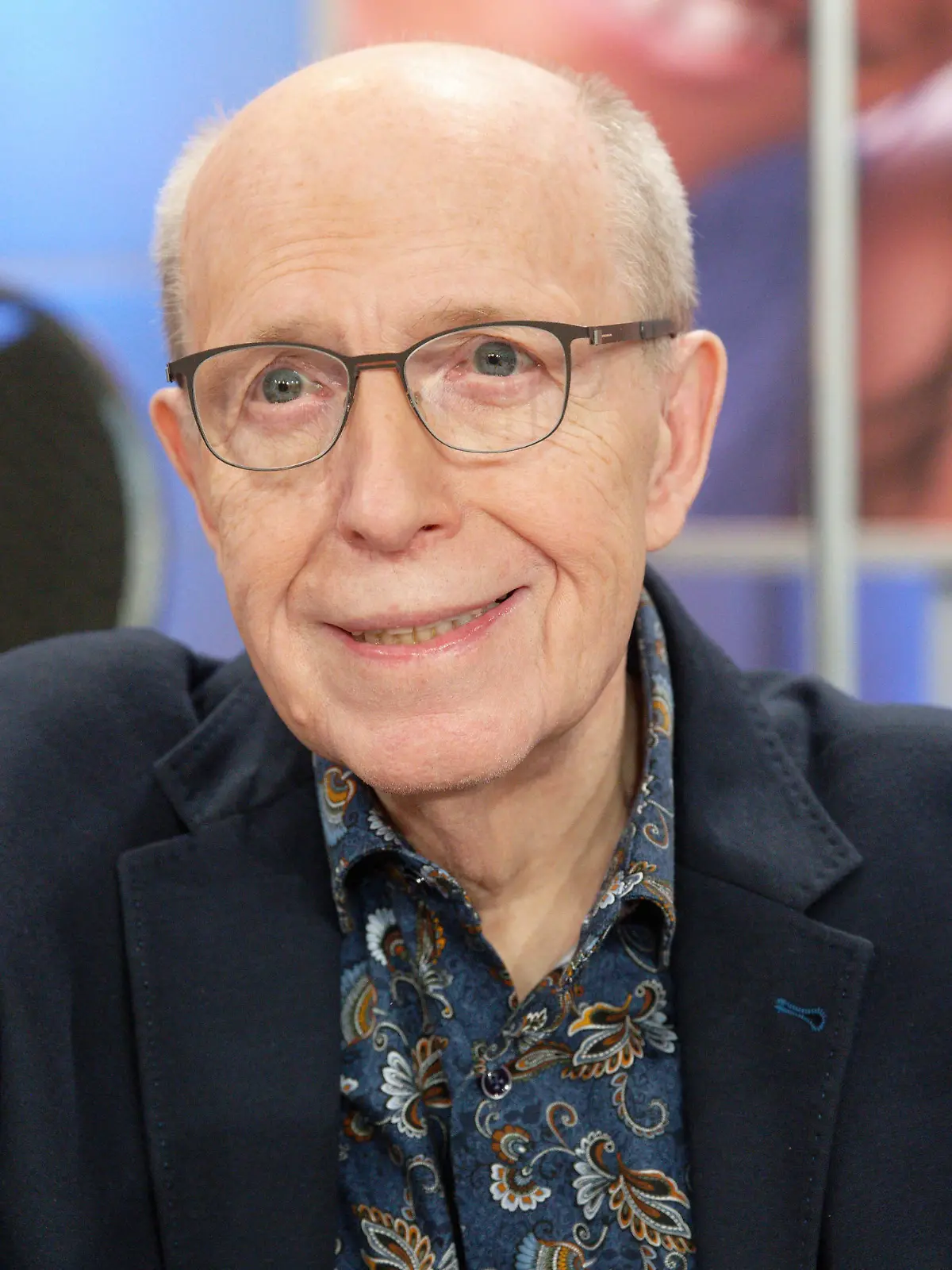 Der Moderator Reiner Calmund sitzt beim 26. RTL-Spendenmarathon im Studio.