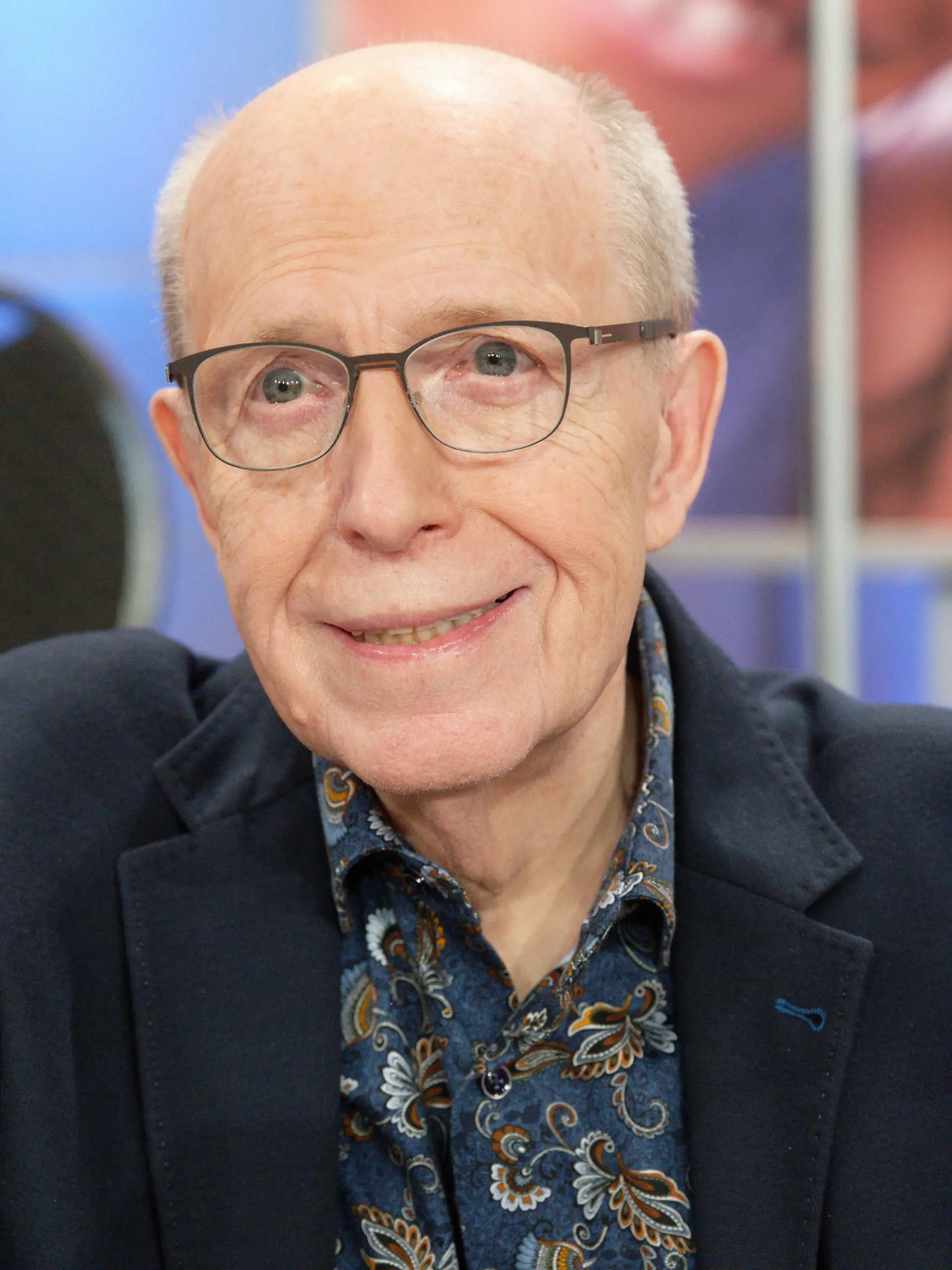 Der Moderator Reiner Calmund sitzt beim 26. RTL-Spendenmarathon im Studio.